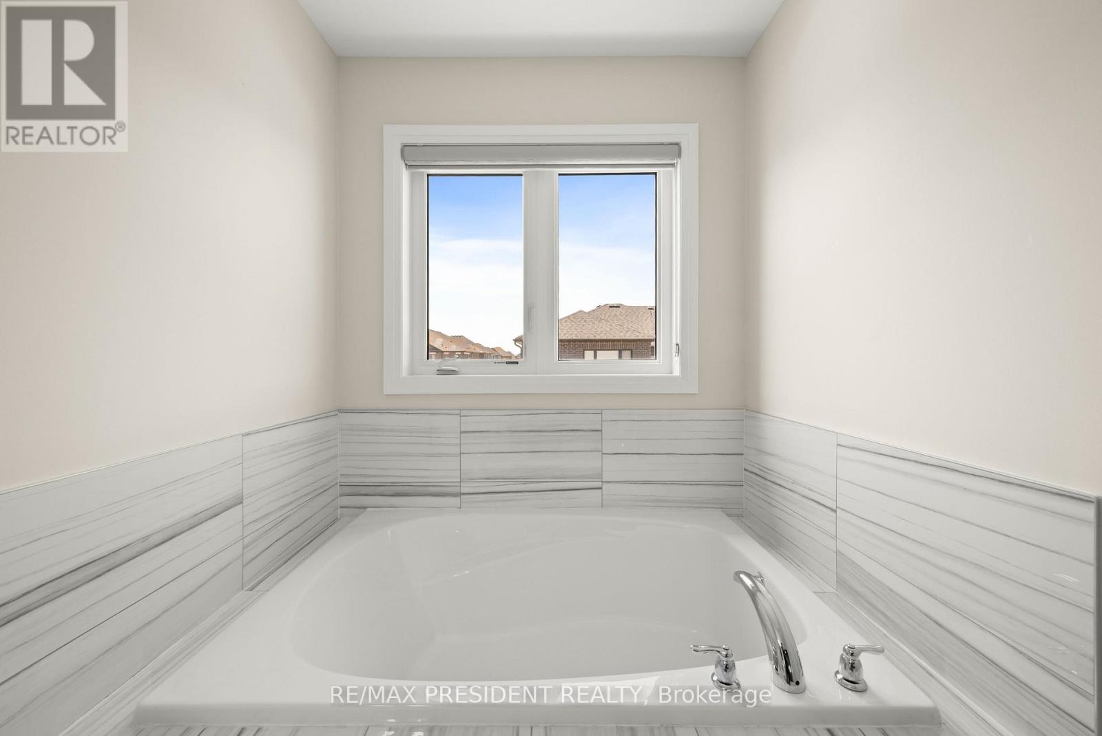 100 Corley Street W, Kawartha Lakes (Lindsay), Ontario  K9V 6C2 - Photo 38 - X12978090