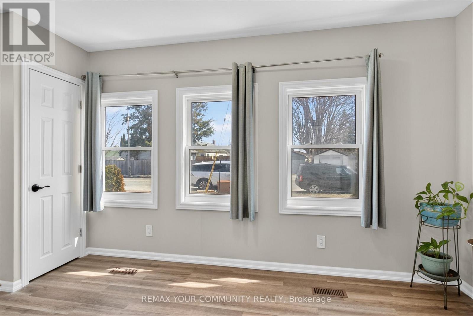 426 Wolsely Street, Peterborough (Northcrest Ward 5), Ontario  K9H 5A5 - Photo 3 - X12978466