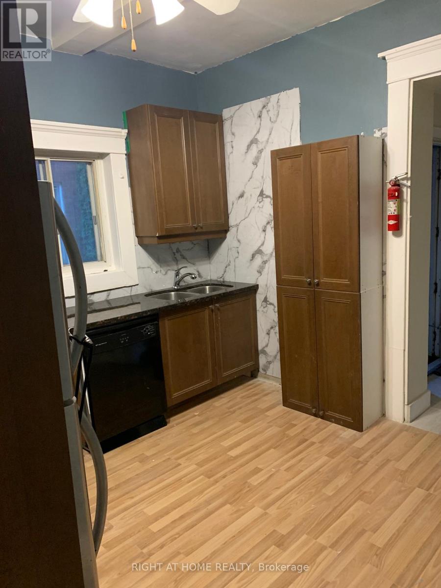 541 Aylmer Street N, Peterborough (Town Ward 3), Ontario  K9H 3W6 - Photo 18 - X12978560