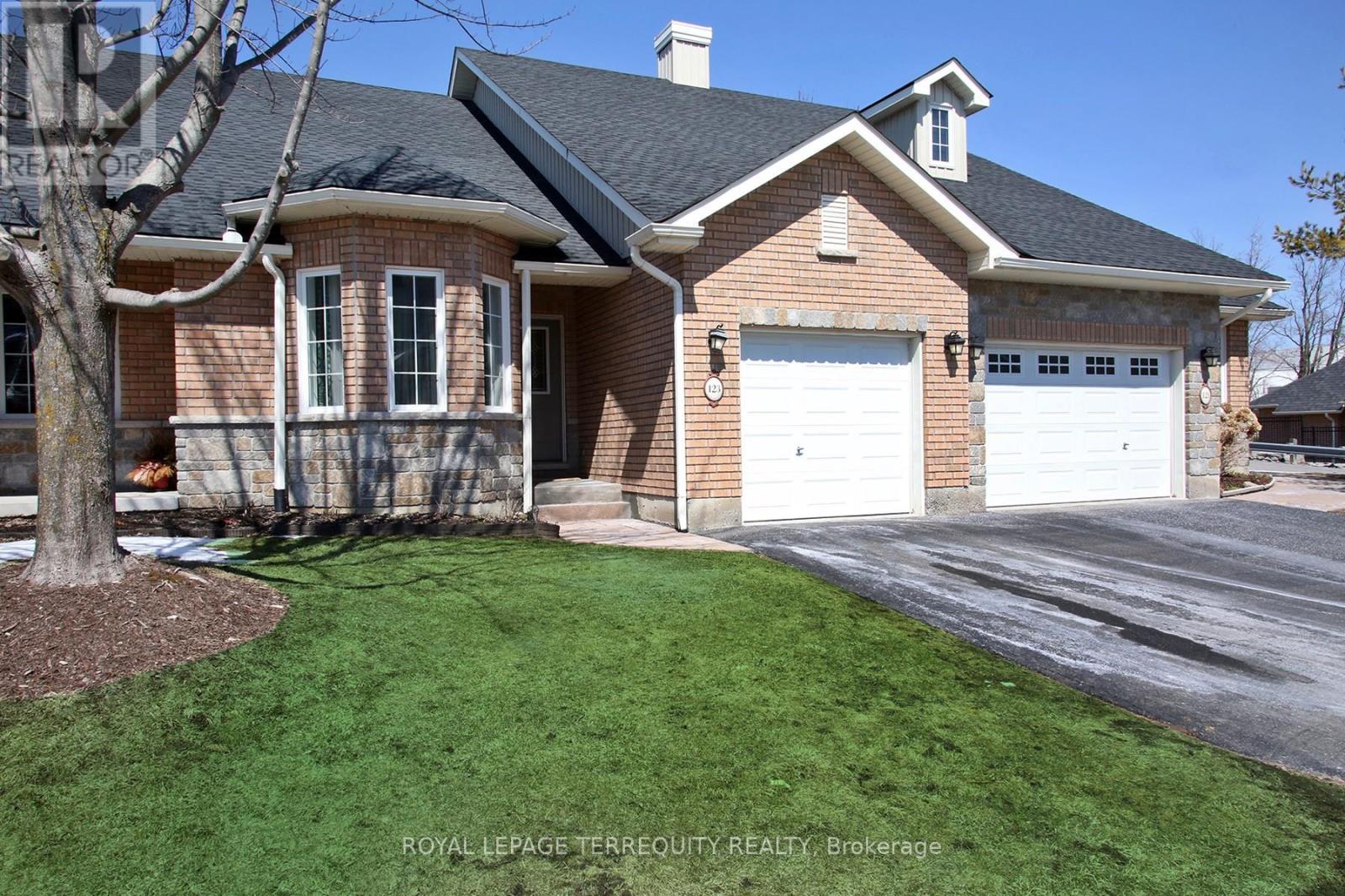 69 - 123 Village Crescent, Peterborough (Otonabee Ward 1), Ontario  K9J 0A9 - Photo 2 - X12980014