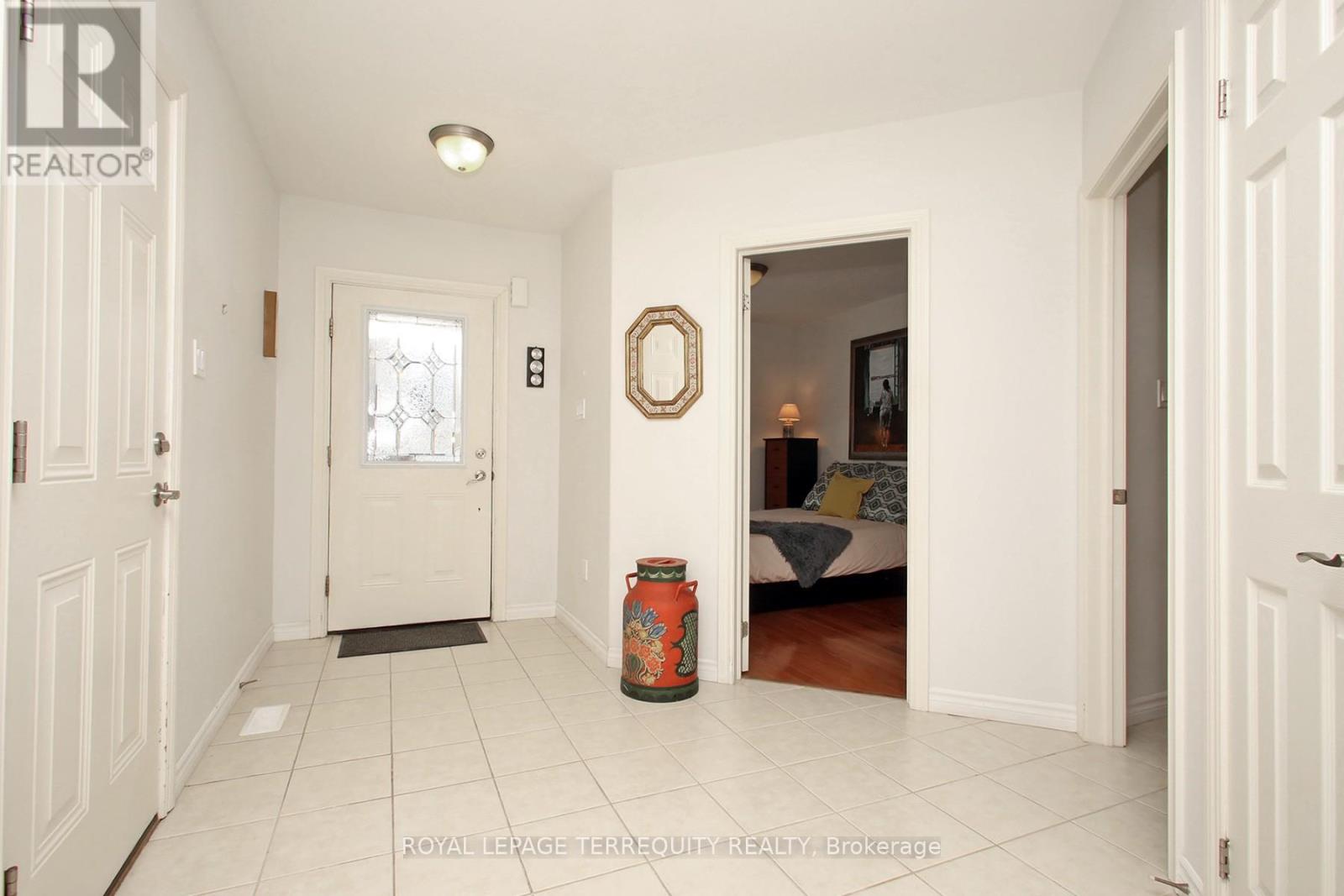 69 - 123 Village Crescent, Peterborough (Otonabee Ward 1), Ontario  K9J 0A9 - Photo 3 - X12980014