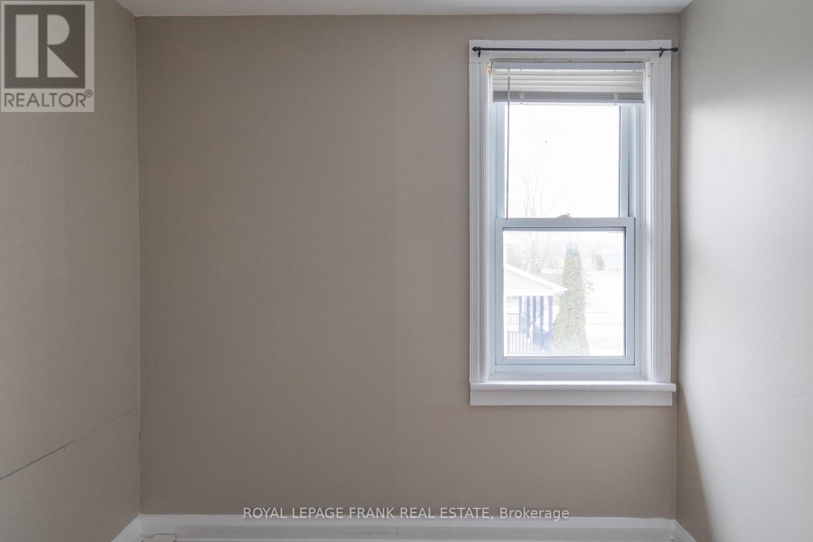 Upper - 39 Glenelg Street E, Kawartha Lakes (Lindsay), Ontario  K9V 1Y9 - Photo 10 - X12982398