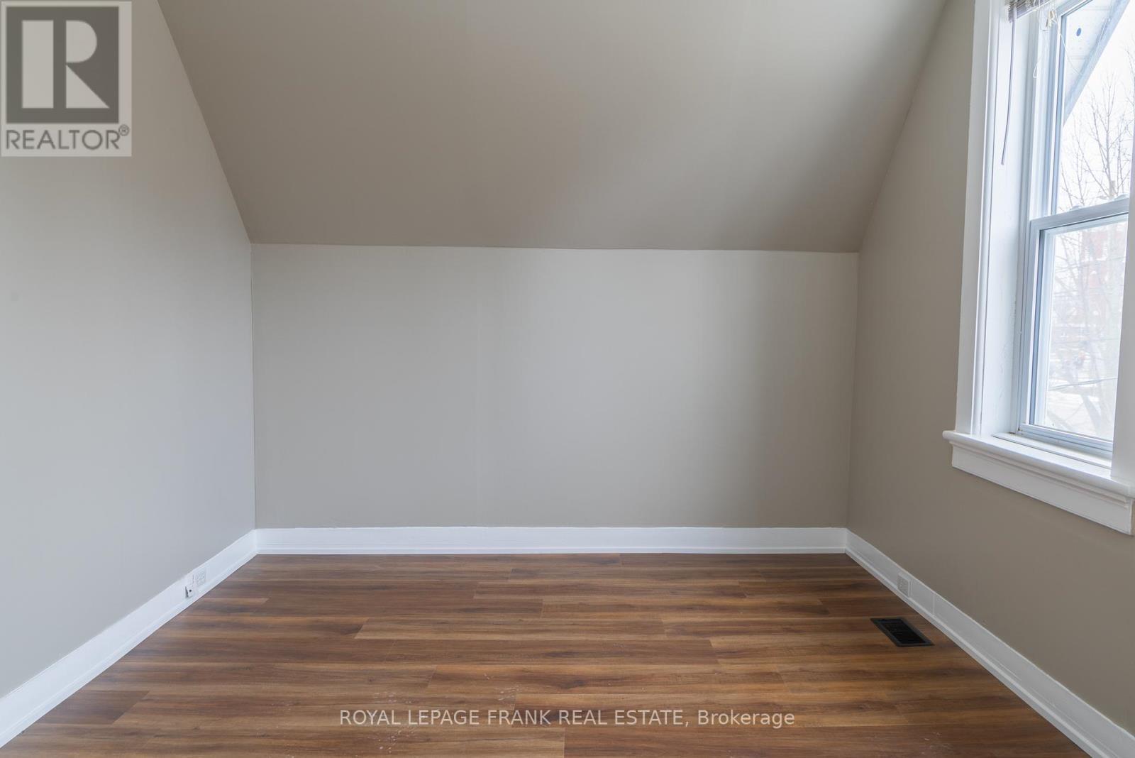 Upper - 39 Glenelg Street E, Kawartha Lakes (Lindsay), Ontario  K9V 1Y9 - Photo 14 - X12982398