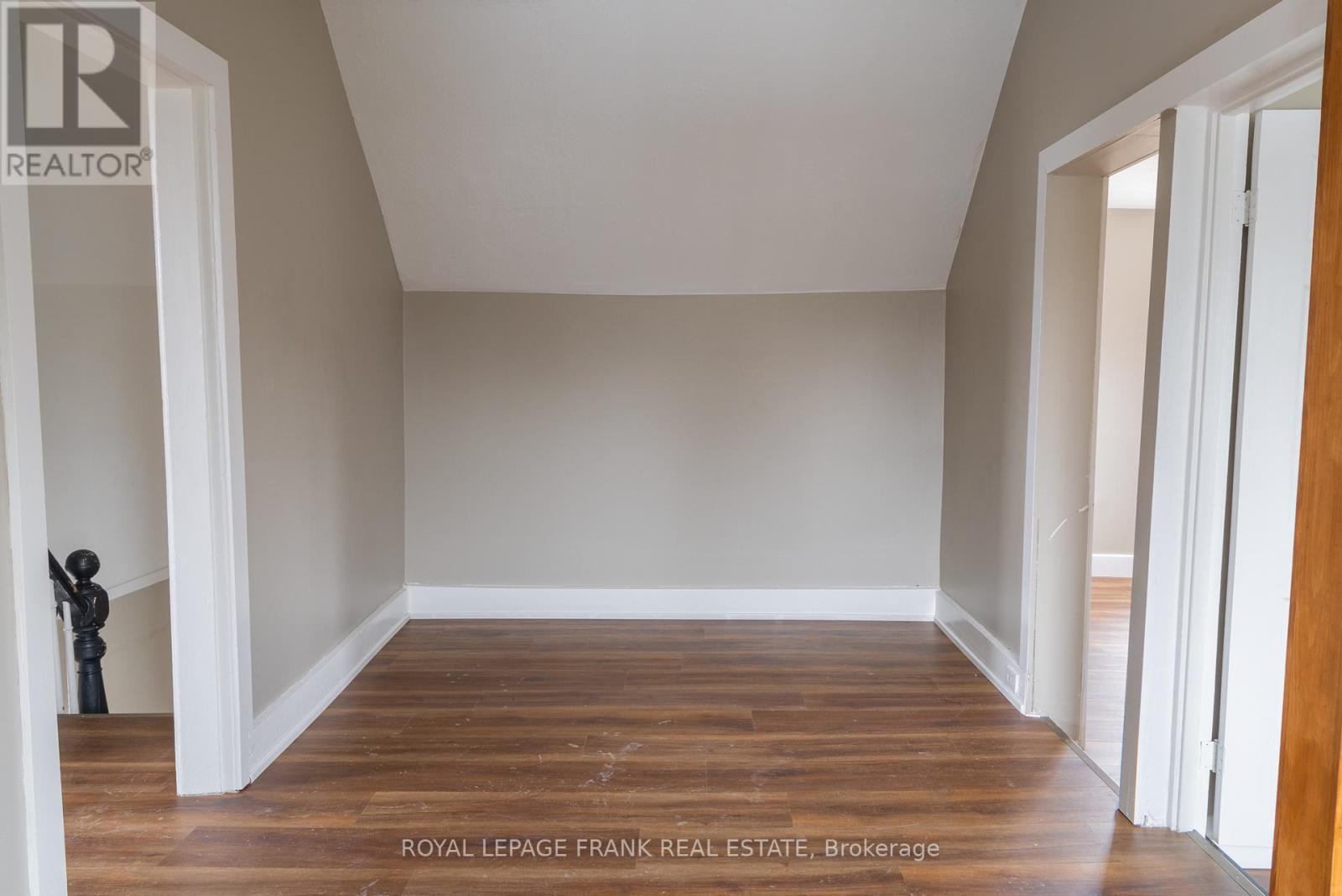 Upper - 39 Glenelg Street E, Kawartha Lakes (Lindsay), Ontario  K9V 1Y9 - Photo 16 - X12982398