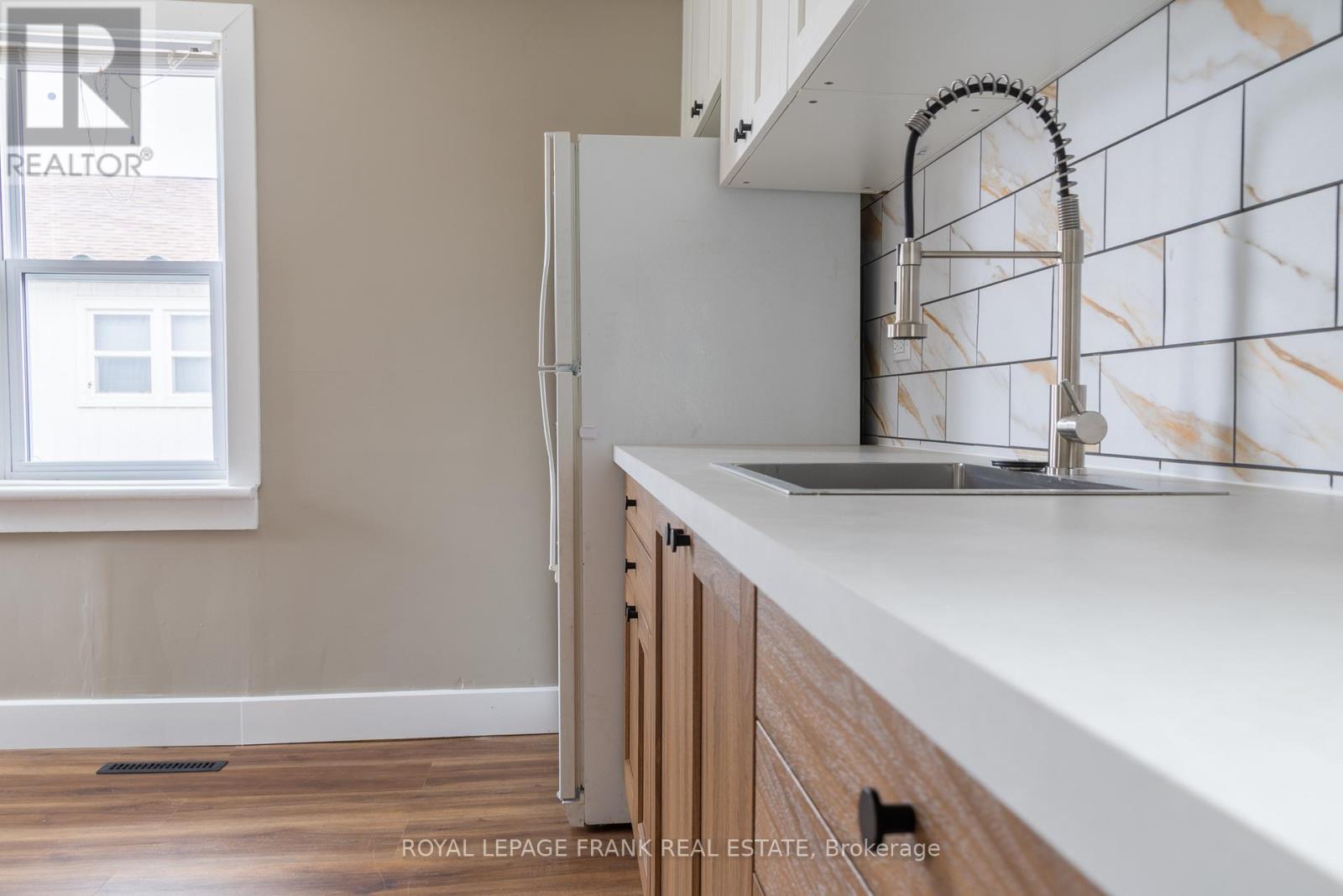 Upper - 39 Glenelg Street E, Kawartha Lakes (Lindsay), Ontario  K9V 1Y9 - Photo 5 - X12982398