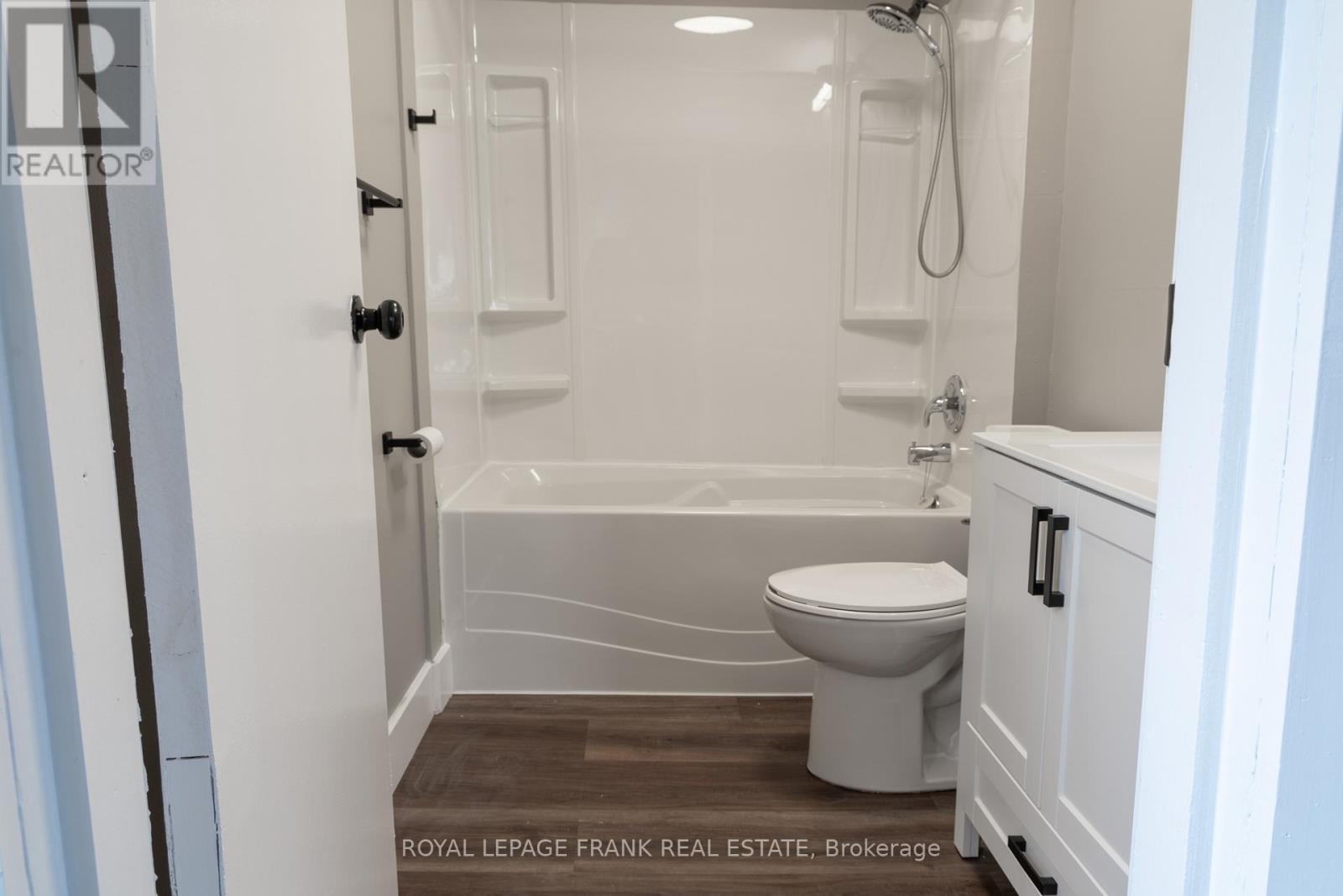 Upper - 39 Glenelg Street E, Kawartha Lakes (Lindsay), Ontario  K9V 1Y9 - Photo 6 - X12982398