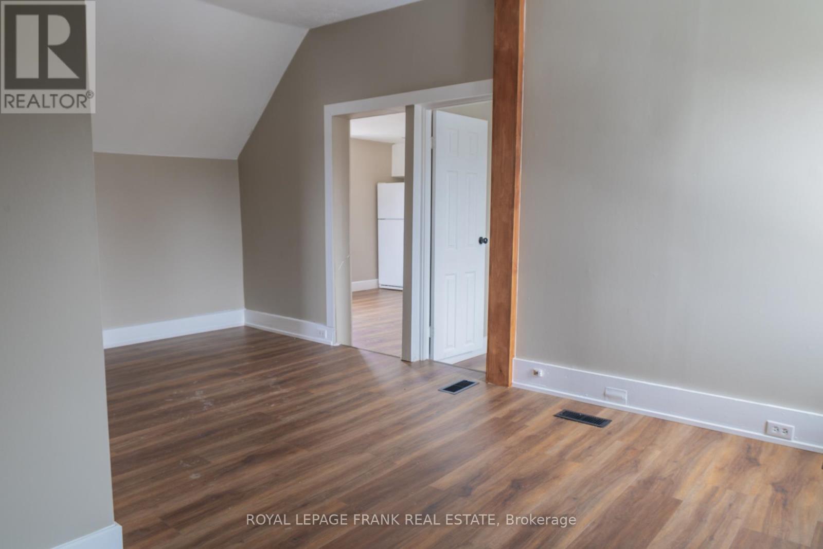 Upper - 39 Glenelg Street E, Kawartha Lakes (Lindsay), Ontario  K9V 1Y9 - Photo 9 - X12982398