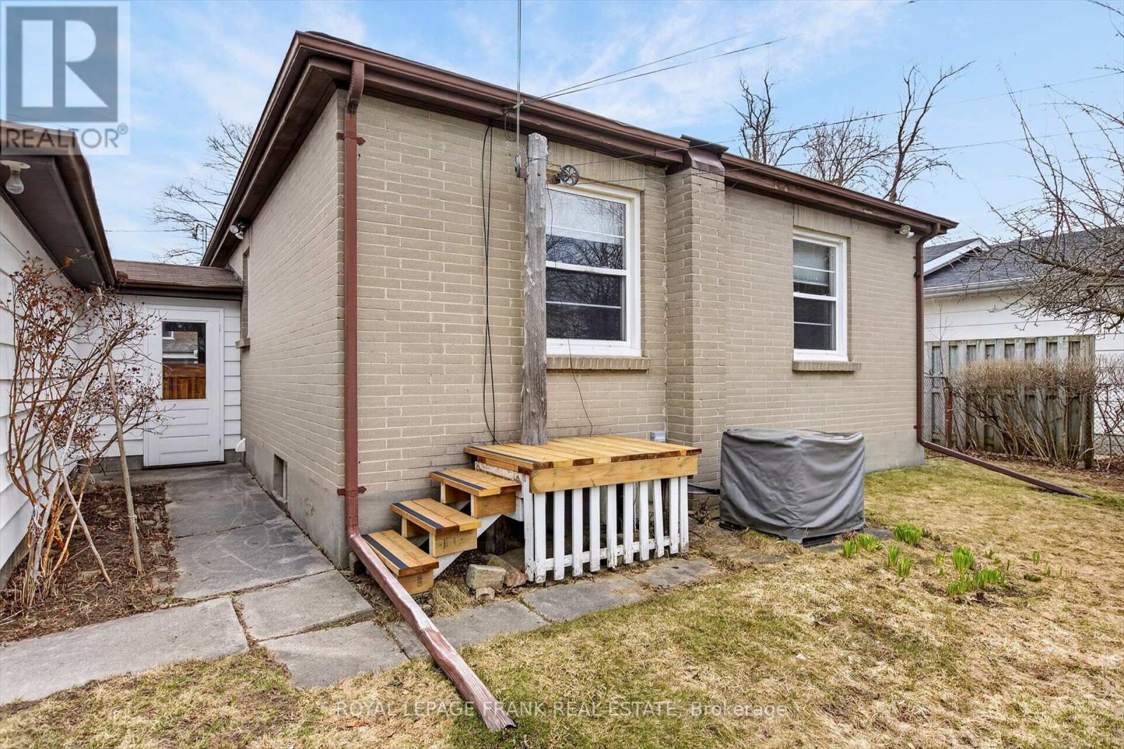 929 Western Avenue, Peterborough (Otonabee Ward 1), Ontario  K9J 5W1 - Photo 33 - X12982418