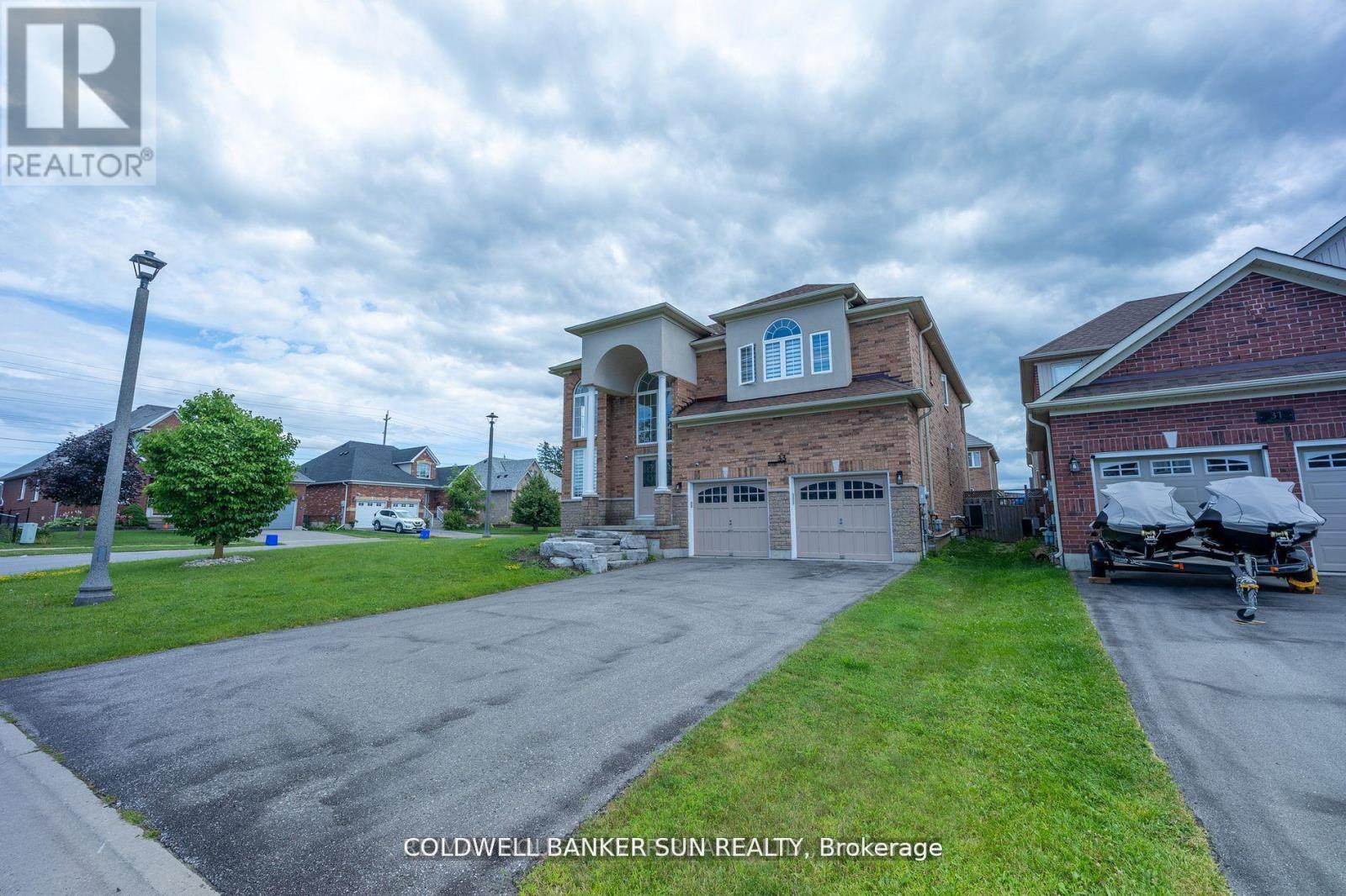 33 Ellis Crescent, Kawartha Lakes (Lindsay), Ontario  K9V 0A5 - Photo 3 - X12982506