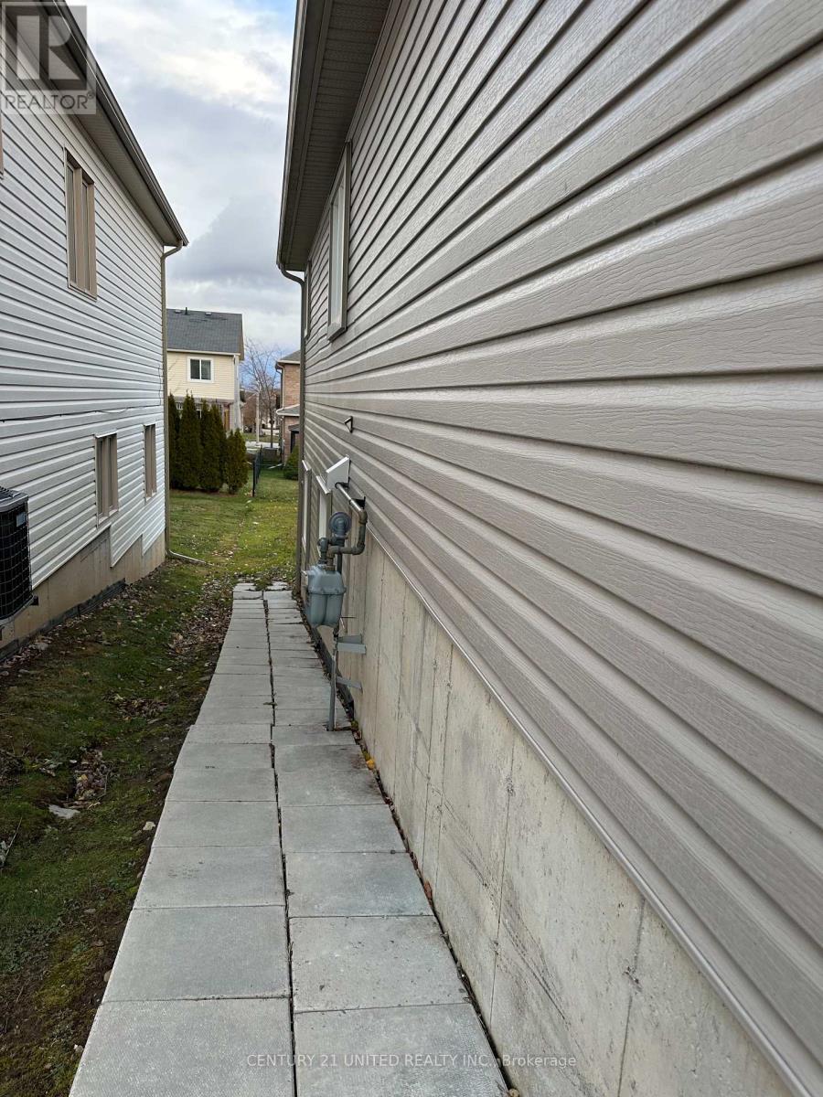 302 Blacksmith Way, Peterborough (Northcrest Ward 5), Ontario  K9L 0B5 - Photo 2 - X12983024