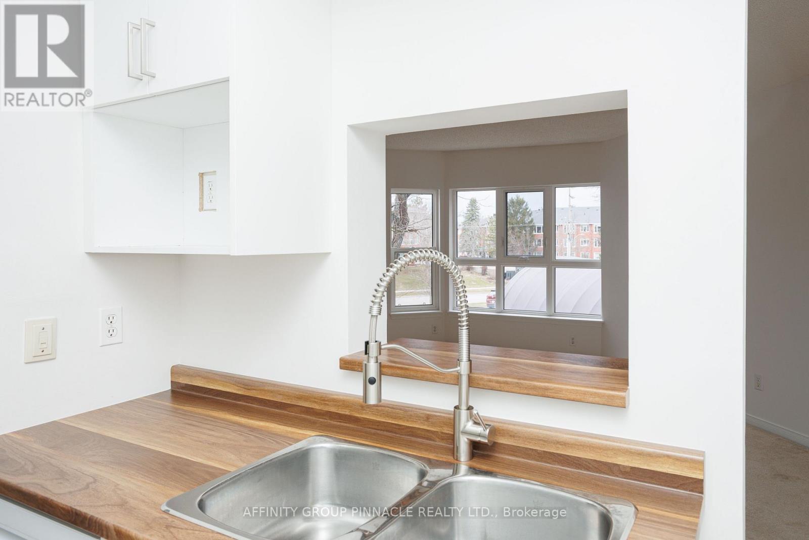 203 - 4 Heritage Way, Kawartha Lakes (Lindsay), Ontario  K9V 5Z2 - Photo 11 - X12984466