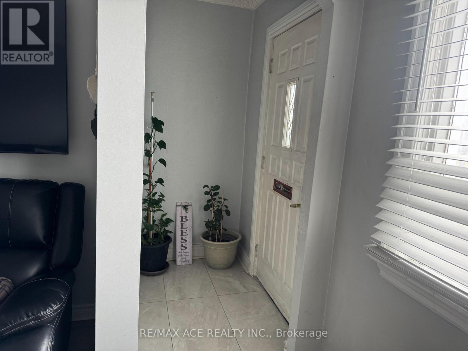 92 Ware Street, Peterborough (Town Ward 3), Ontario  K9J 2B7 - Photo 2 - X12986726