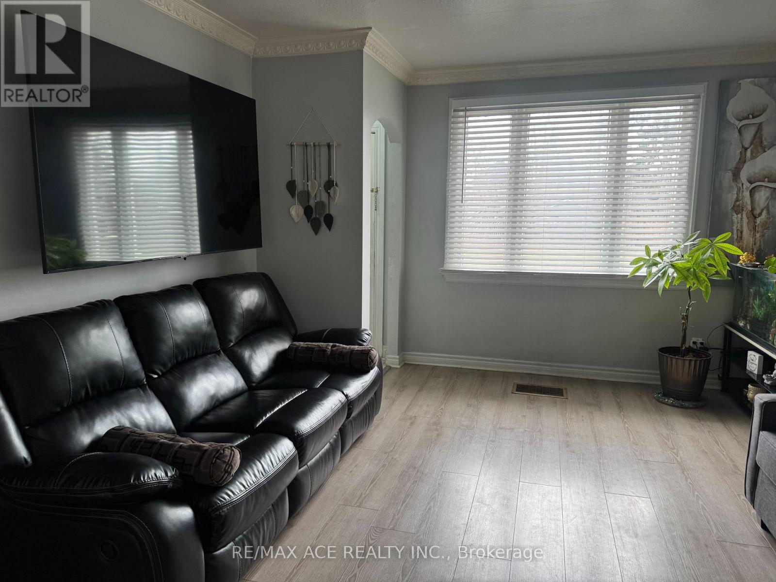 92 Ware Street, Peterborough (Town Ward 3), Ontario  K9J 2B7 - Photo 3 - X12986726