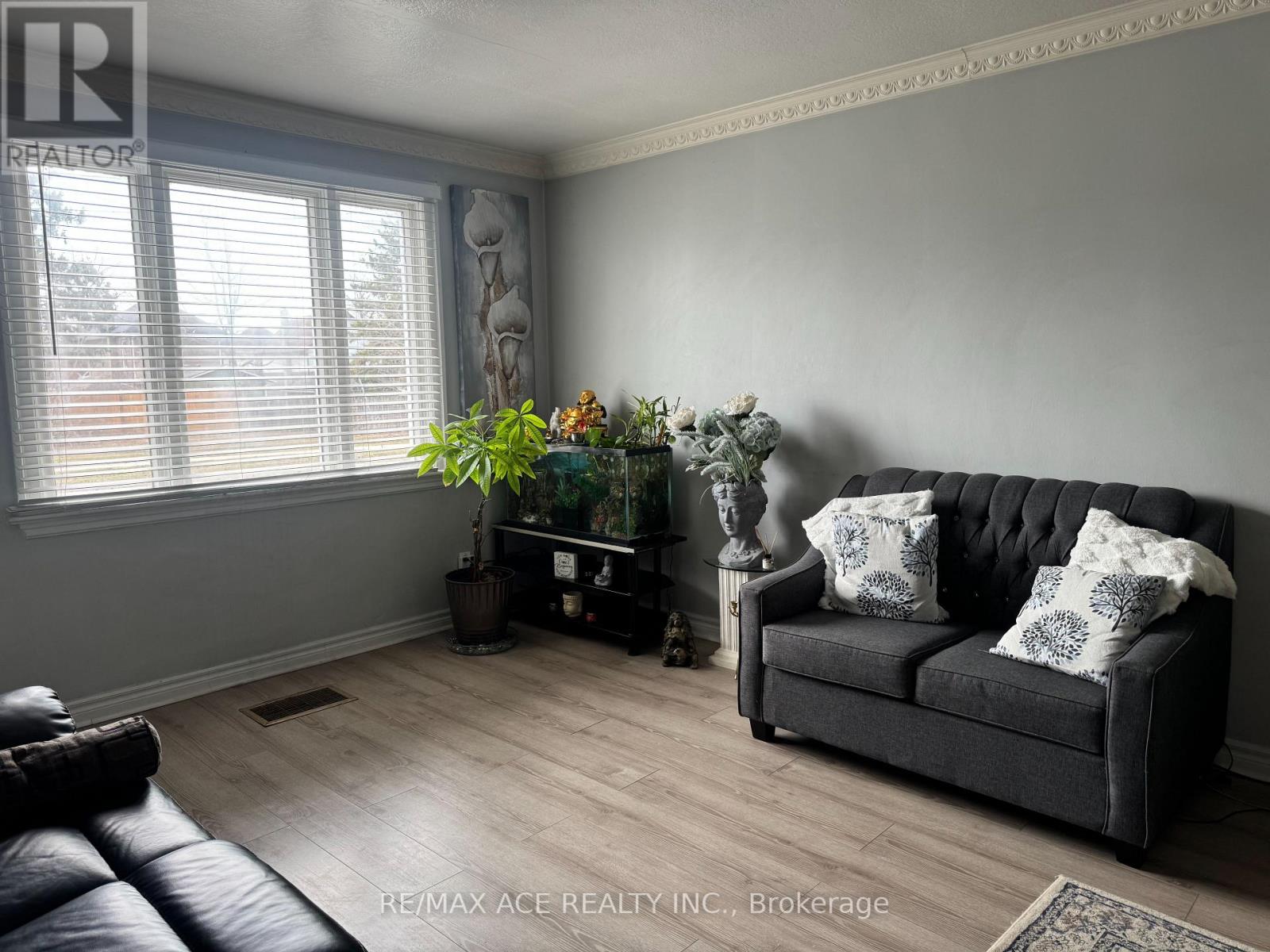 92 Ware Street, Peterborough (Town Ward 3), Ontario  K9J 2B7 - Photo 4 - X12986726