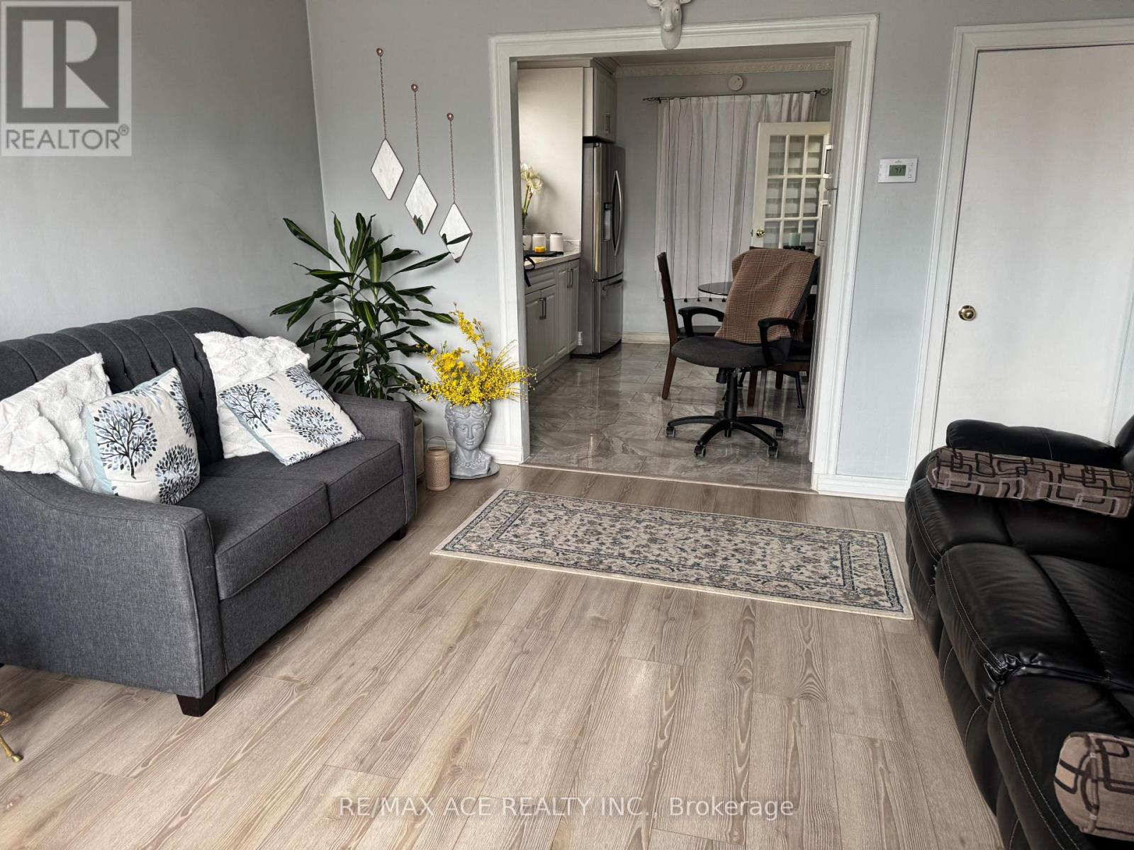 92 Ware Street, Peterborough (Town Ward 3), Ontario  K9J 2B7 - Photo 5 - X12986726