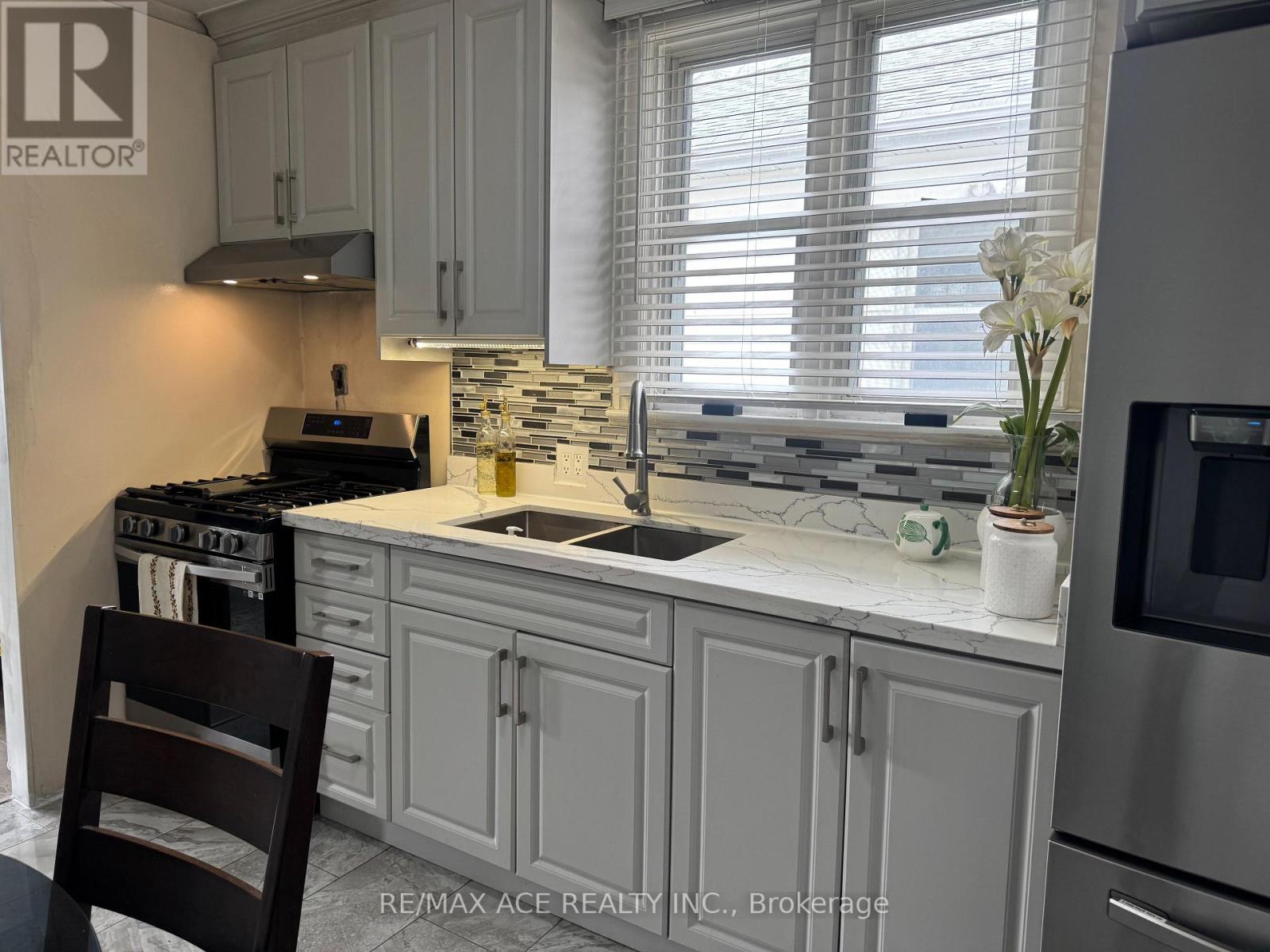 92 Ware Street, Peterborough (Town Ward 3), Ontario  K9J 2B7 - Photo 8 - X12986726