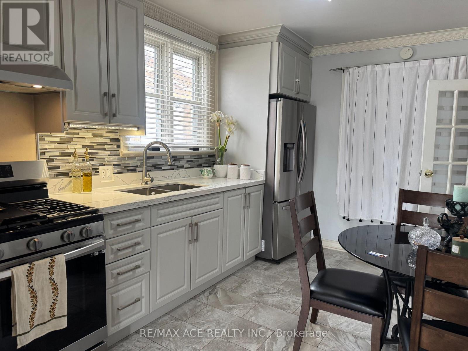 92 Ware Street, Peterborough (Town Ward 3), Ontario  K9J 2B7 - Photo 9 - X12986726