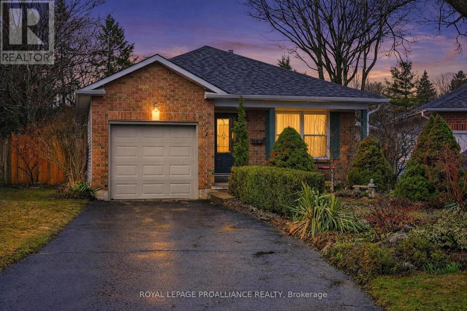 7 Daleview Court, Peterborough (Monaghan Ward 2), Ontario  K9J 8E6 - Photo 2 - X12990822