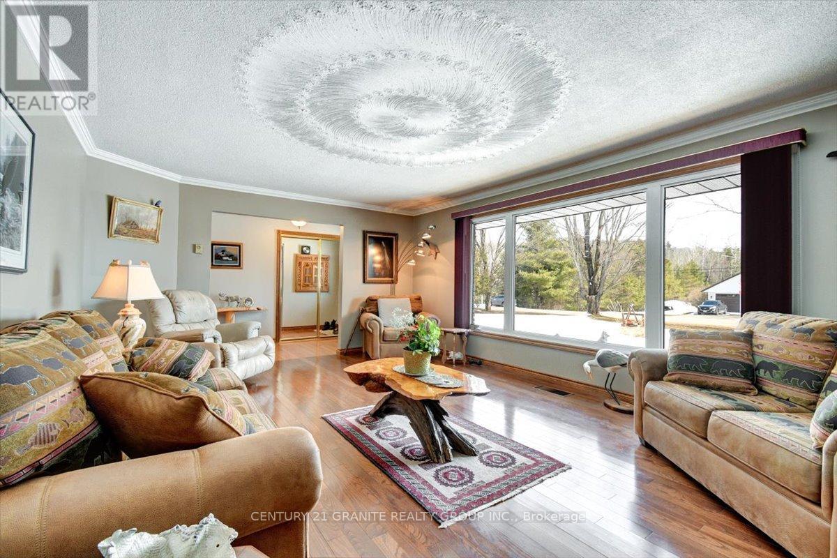 237 Maxwell Settlement Road, Bancroft (Bancroft Ward), Ontario  K0L 1C0 - Photo 11 - X12992120