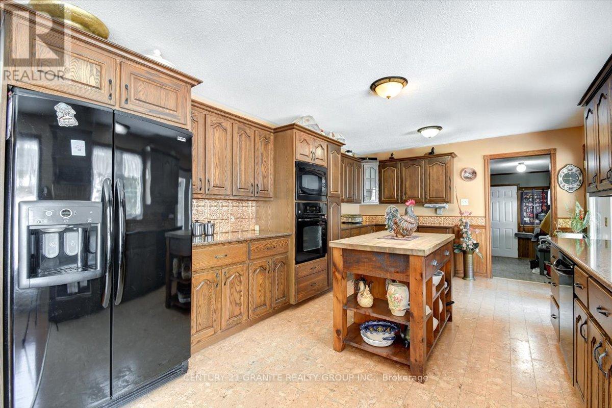 237 Maxwell Settlement Road, Bancroft (Bancroft Ward), Ontario  K0L 1C0 - Photo 6 - X12992120