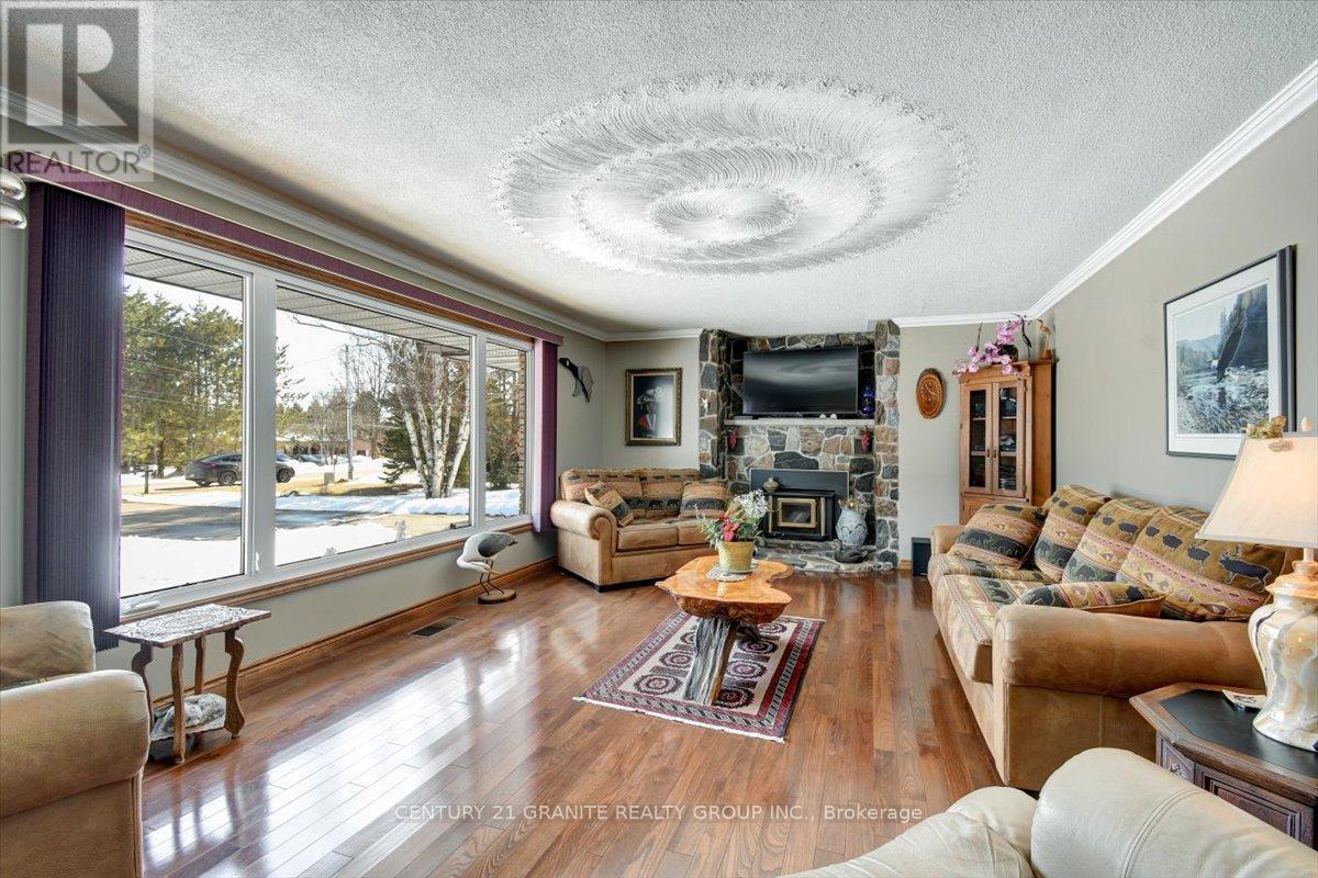 237 Maxwell Settlement Road, Bancroft (Bancroft Ward), Ontario  K0L 1C0 - Photo 9 - X12992120