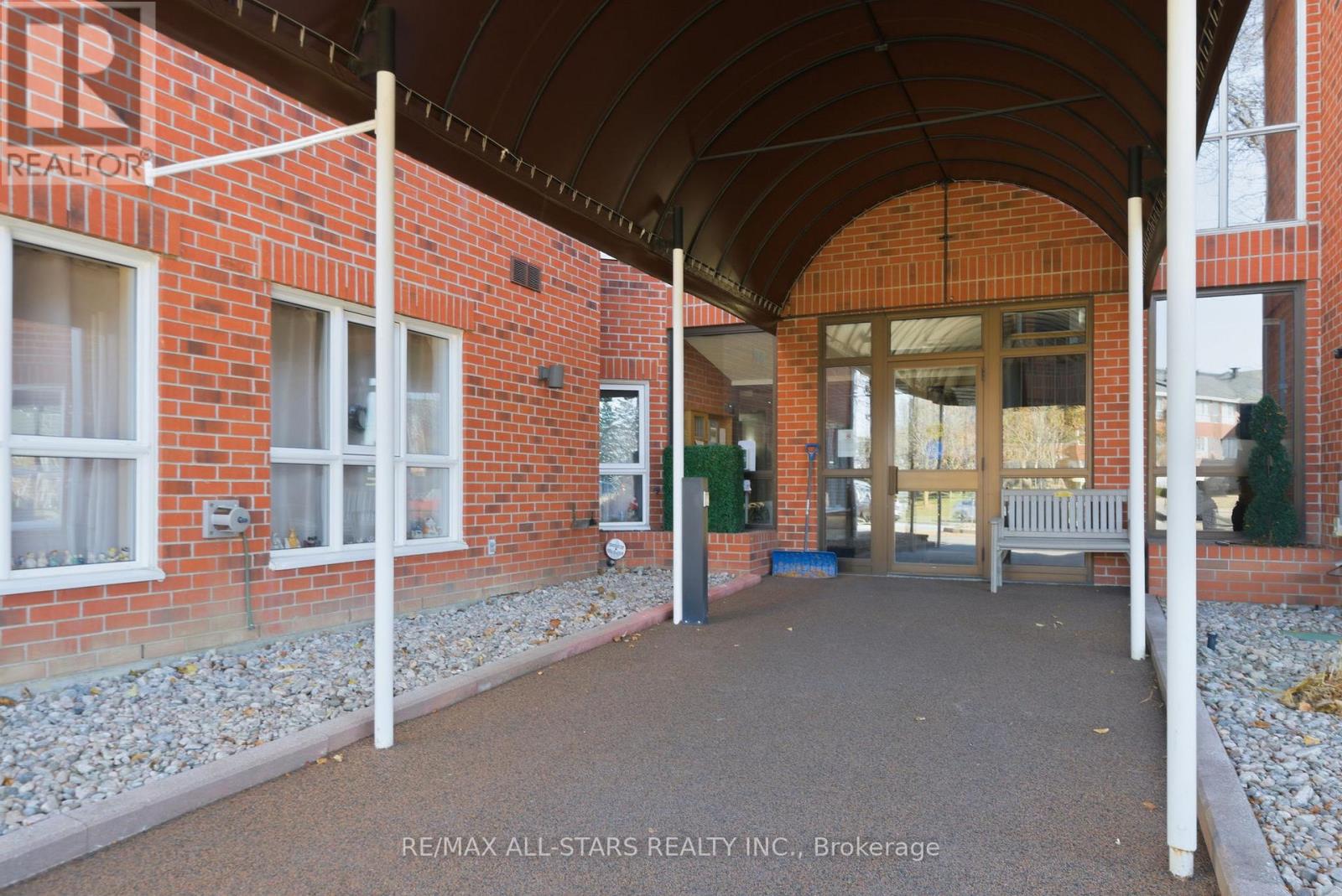 312 - 4 Heritage Way, Kawartha Lakes (Lindsay), Ontario  K9V 5Z2 - Photo 4 - X12993098