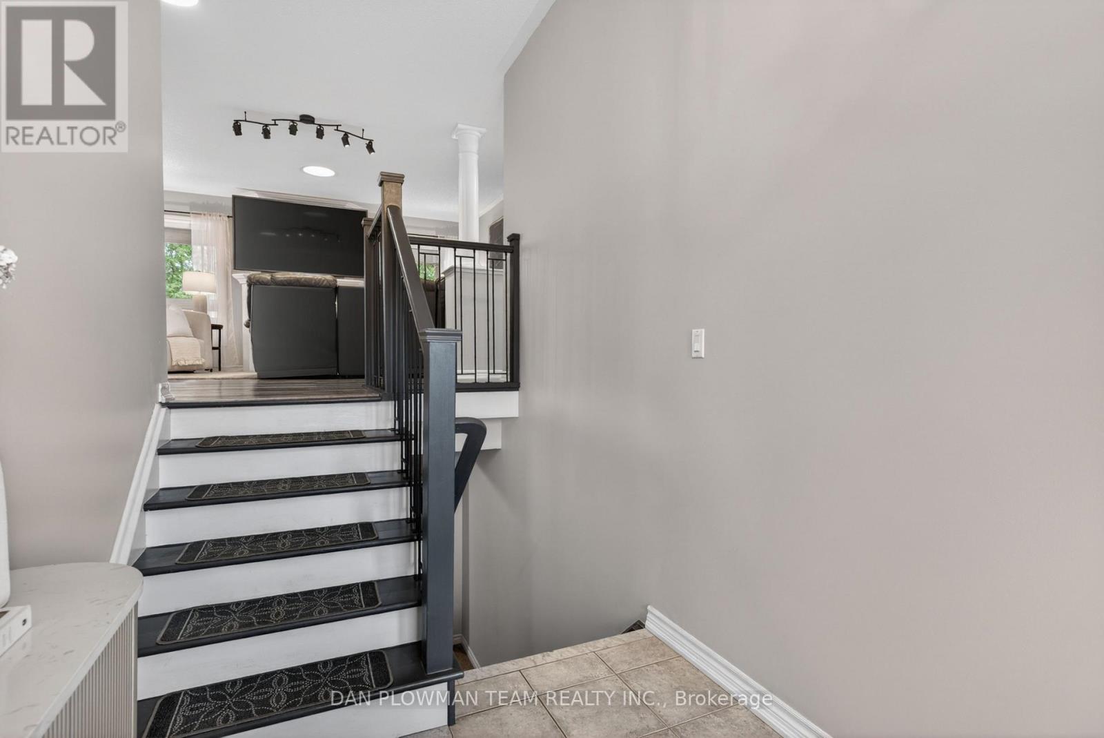 10 Springbank Road, Kawartha Lakes (Omemee), Ontario  K0L 2W0 - Photo 7 - X12993684