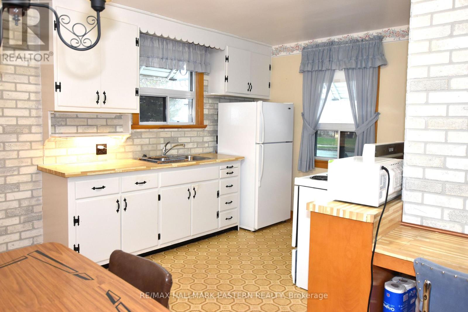 630 Cameron Street, Peterborough (Otonabee Ward 1), Ontario  K9J 3Z8 - Photo 3 - X12996914