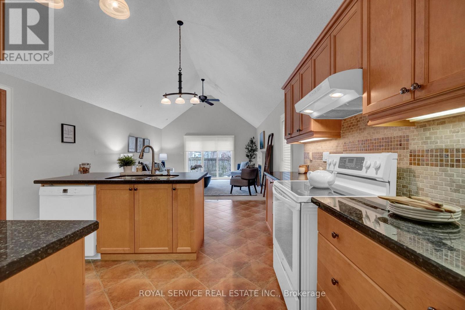 5 - 350 Lakebreeze Drive, Clarington (Newcastle), Ontario  L1B 0A2 - Photo 7 - E13002128