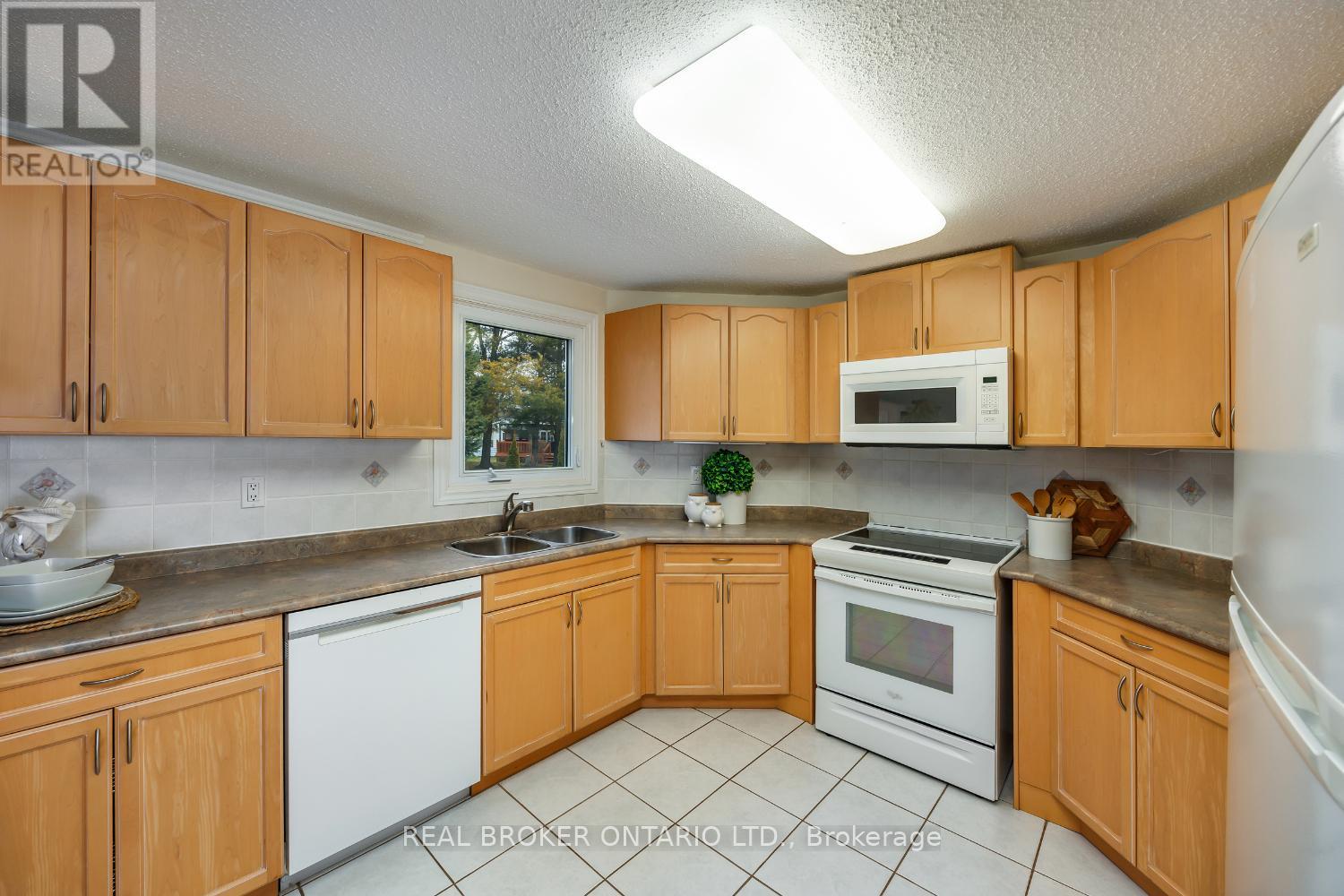 90 The Cove Road, Clarington (Bowmanville), Ontario  L1B 1B5 - Photo 17 - E13003268