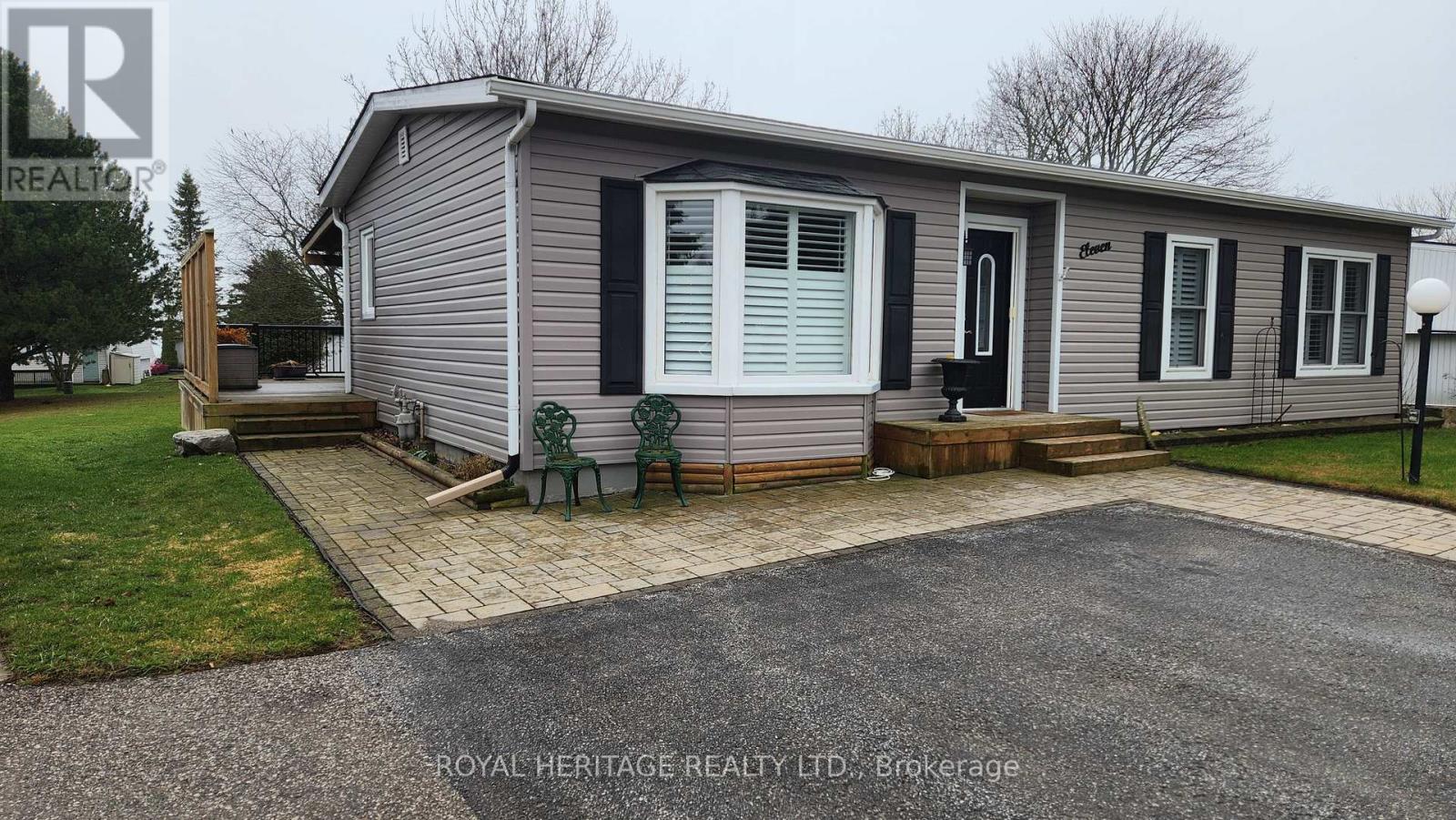 11 Heritage Lane, Clarington (Newcastle), Ontario  L1B 1A5 - Photo 2 - E13011438