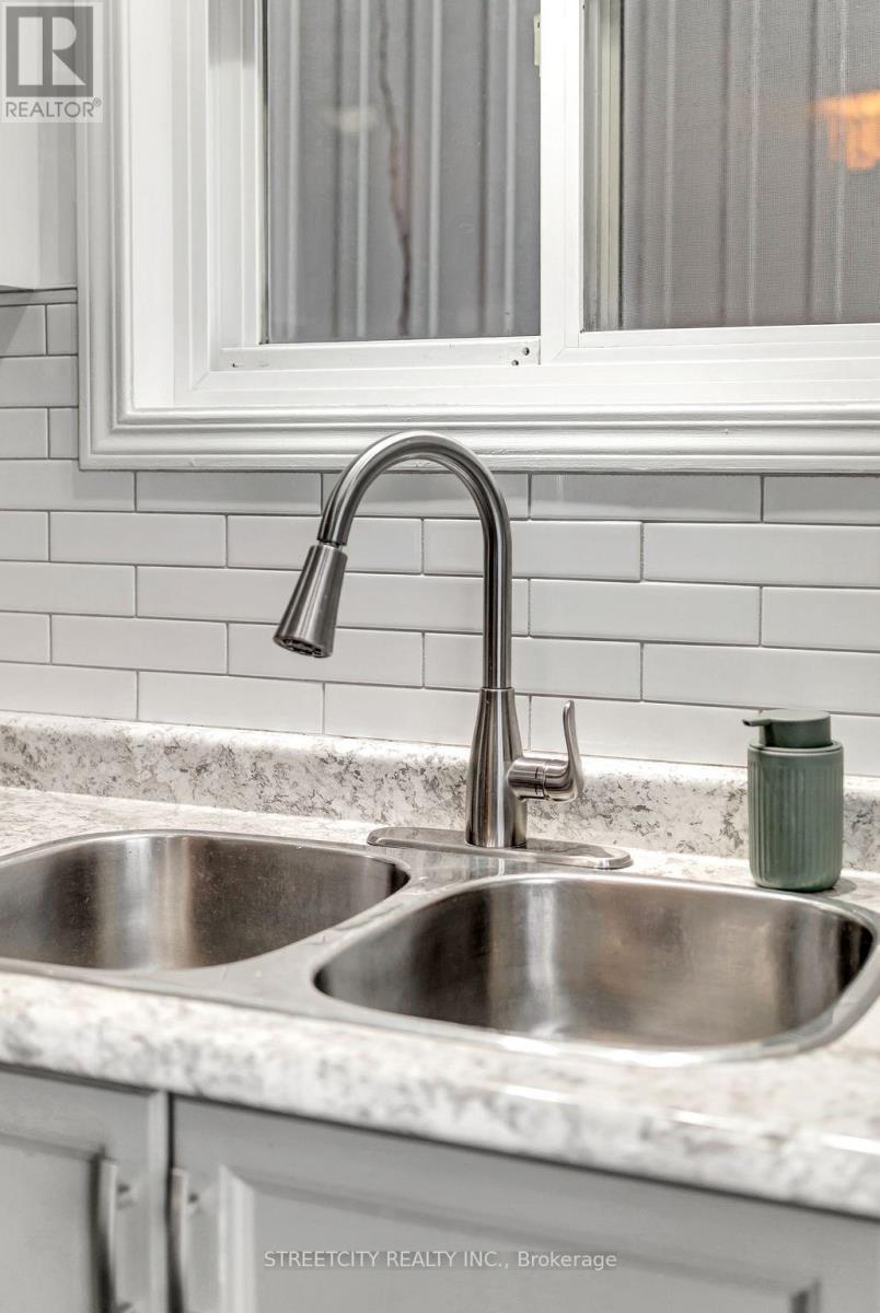 8 Shipley Avenue, Clarington (Newcastle), Ontario  L1B 1M6 - Photo 17 - E13017832