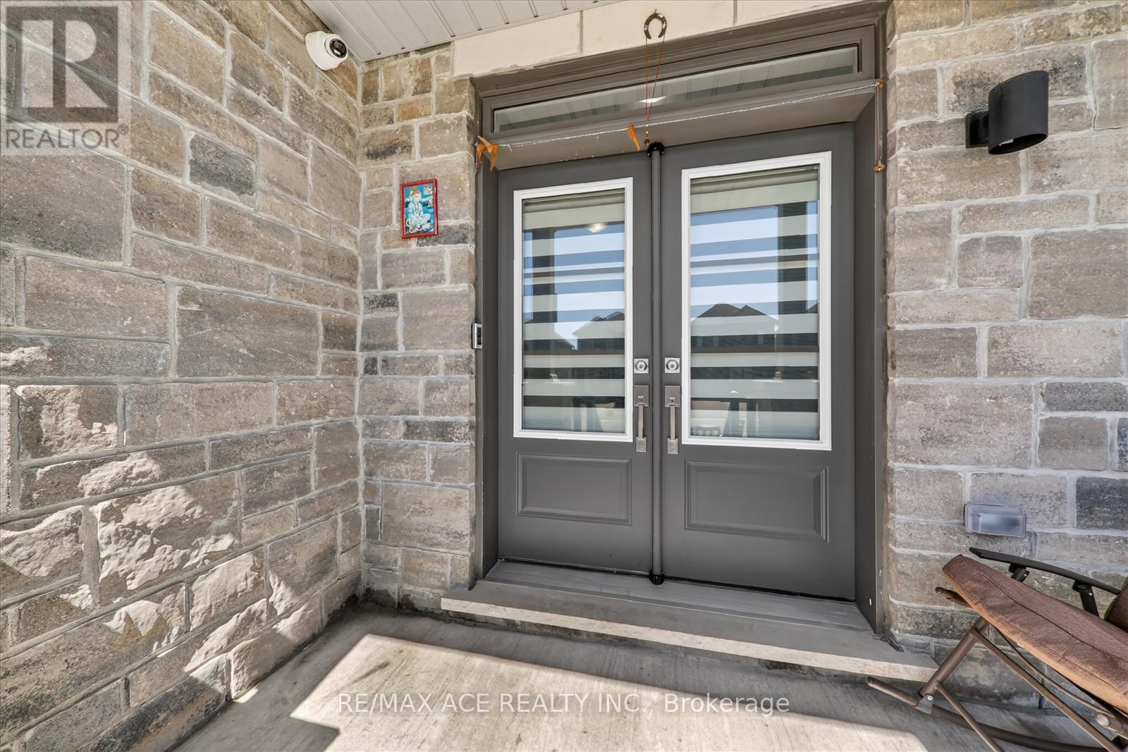 218 Flood Avenue, Clarington (Newcastle), Ontario  L1B 0W6 - Photo 3 - E13019054
