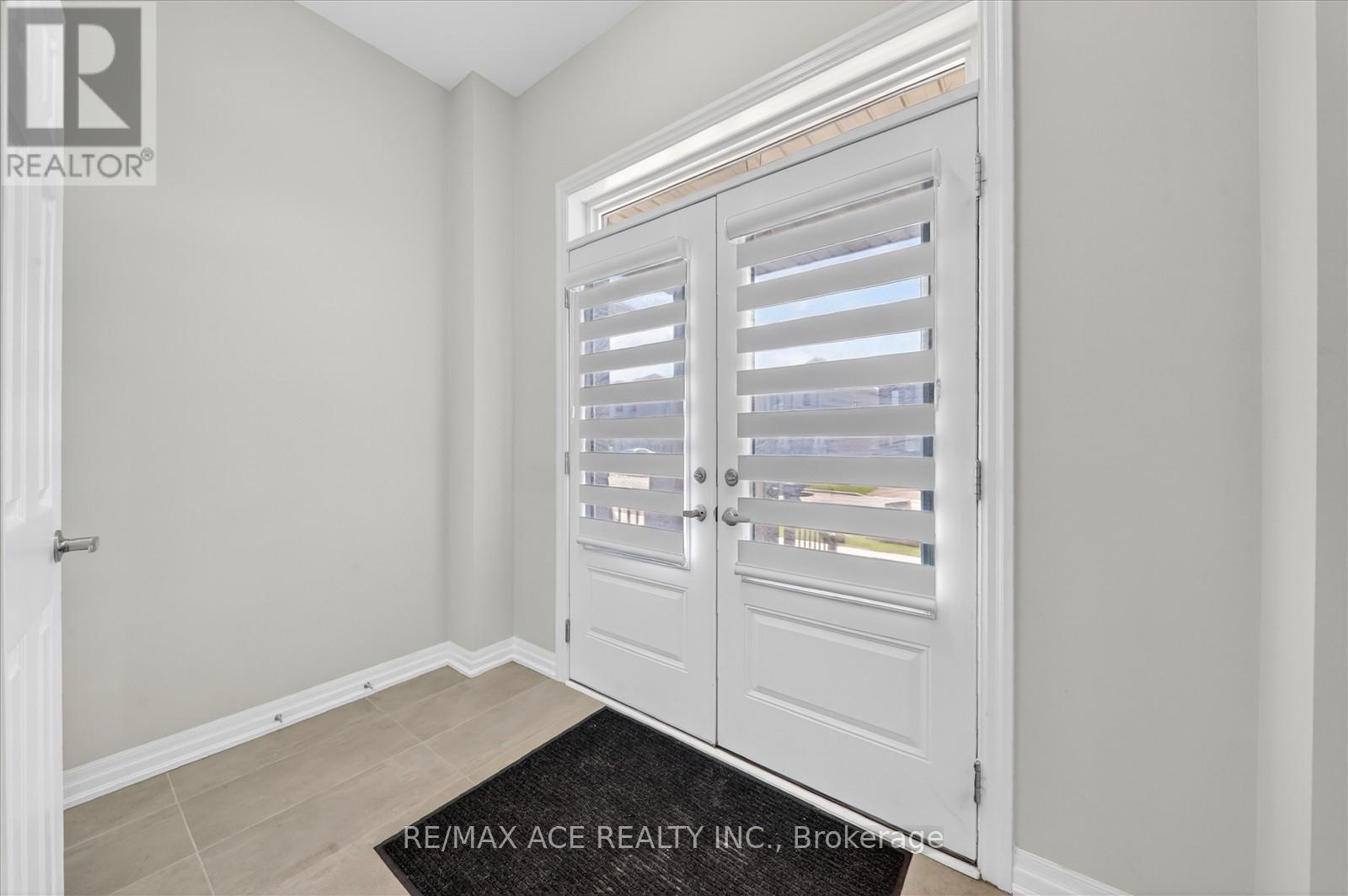 218 Flood Avenue, Clarington (Newcastle), Ontario  L1B 0W6 - Photo 4 - E13019054