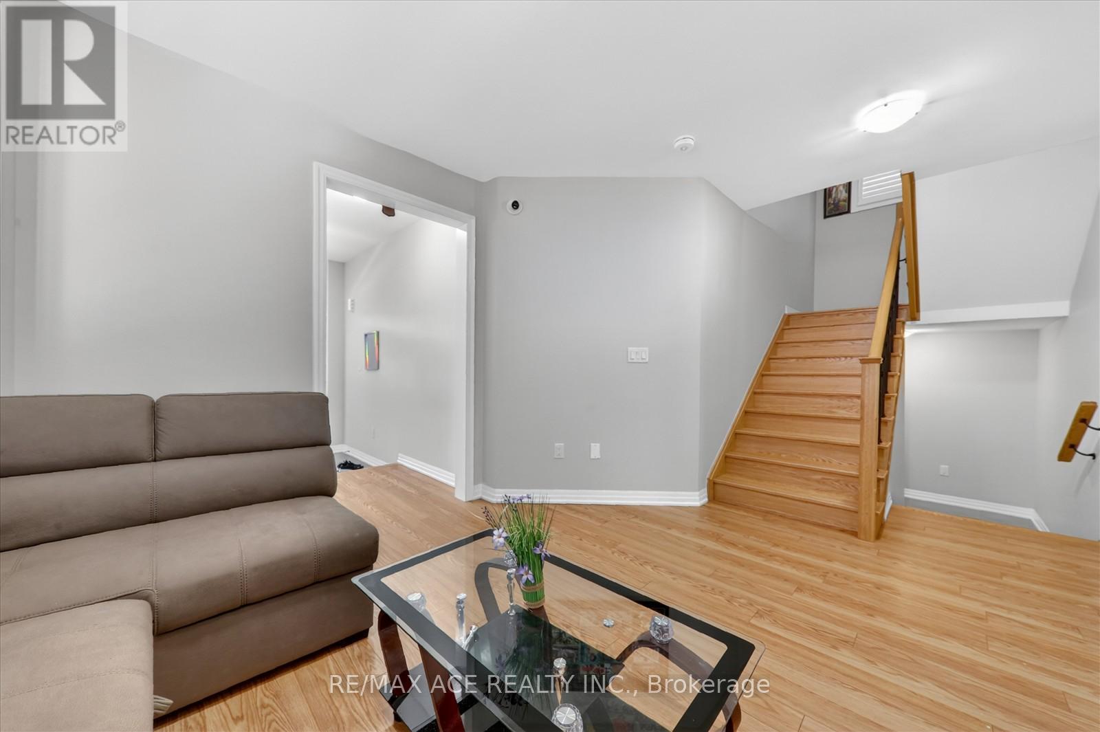 218 Flood Avenue, Clarington (Newcastle), Ontario  L1B 0W6 - Photo 8 - E13019054