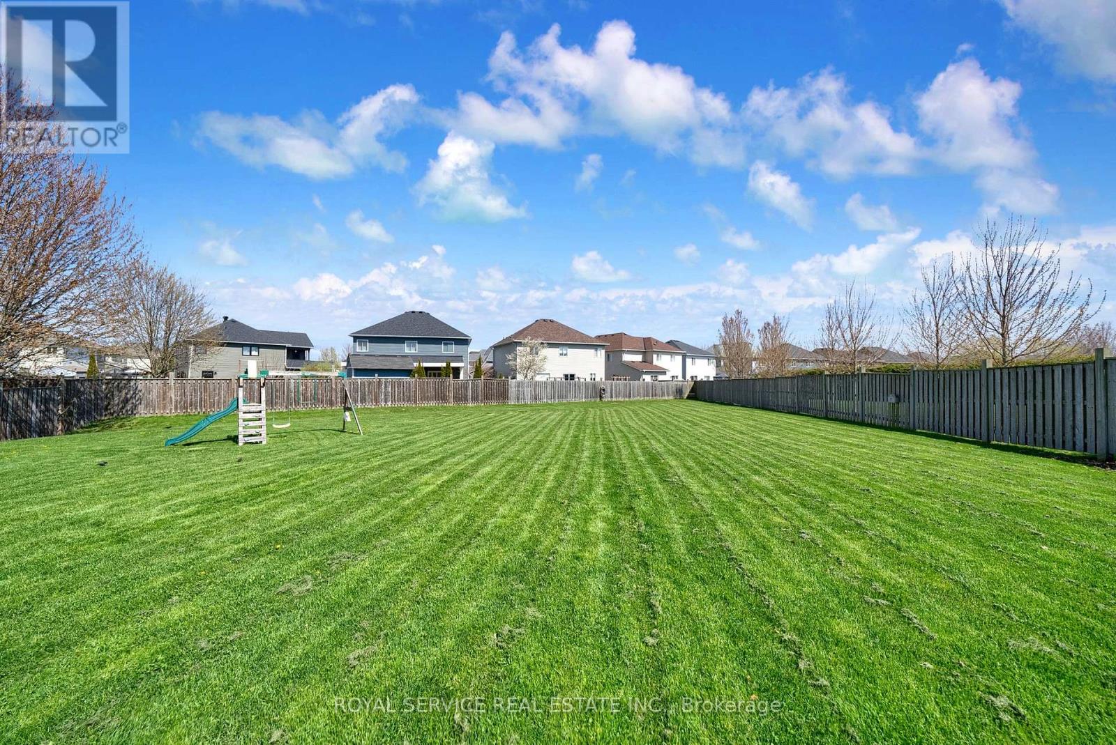 35 Alldread Crescent, Clarington (Newcastle), Ontario  L1B 0C2 - Photo 2 - E13033656