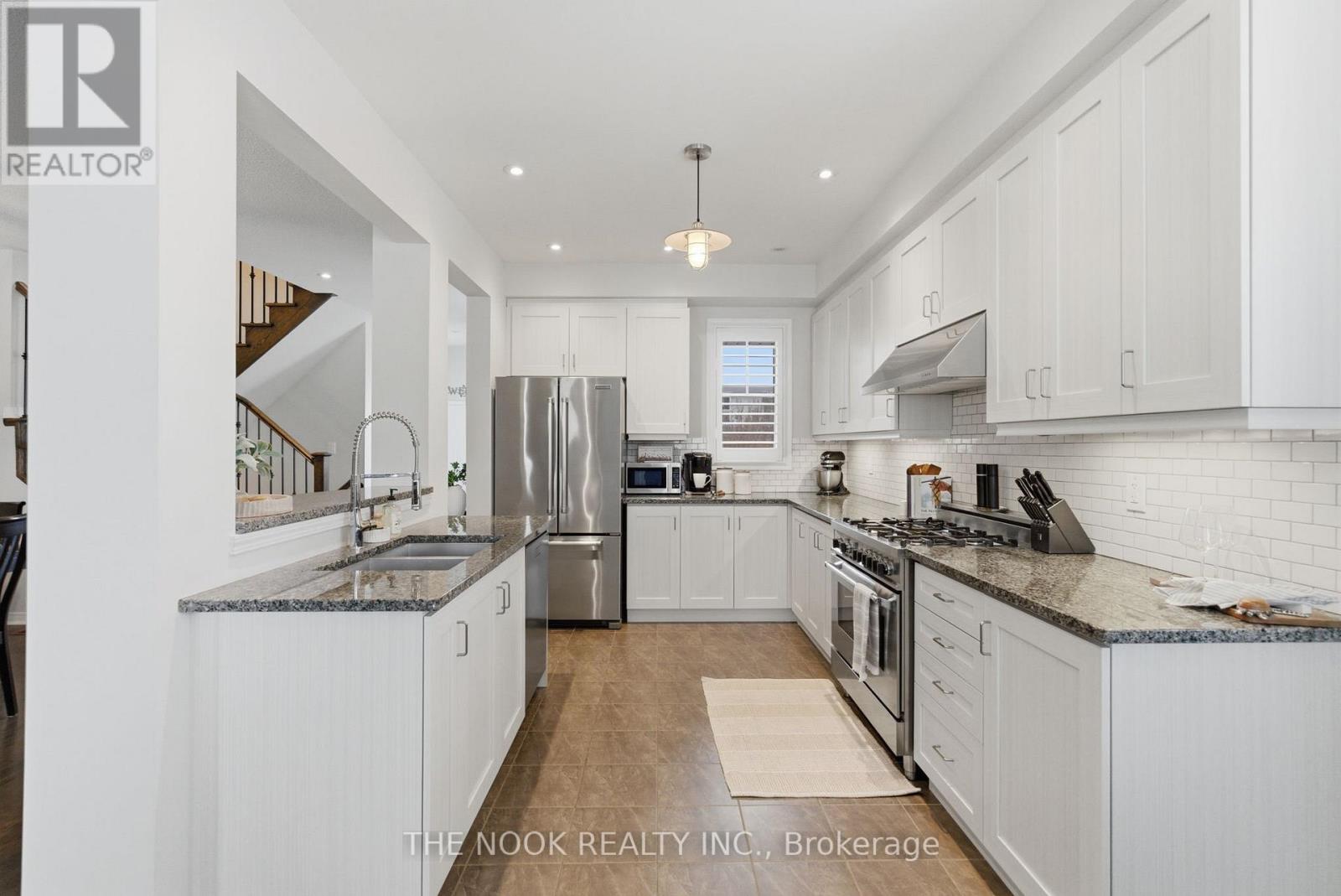 320 Lakebreeze Drive N, Clarington (Newcastle), Ontario  L1B 0A1 - Photo 5 - E13036936