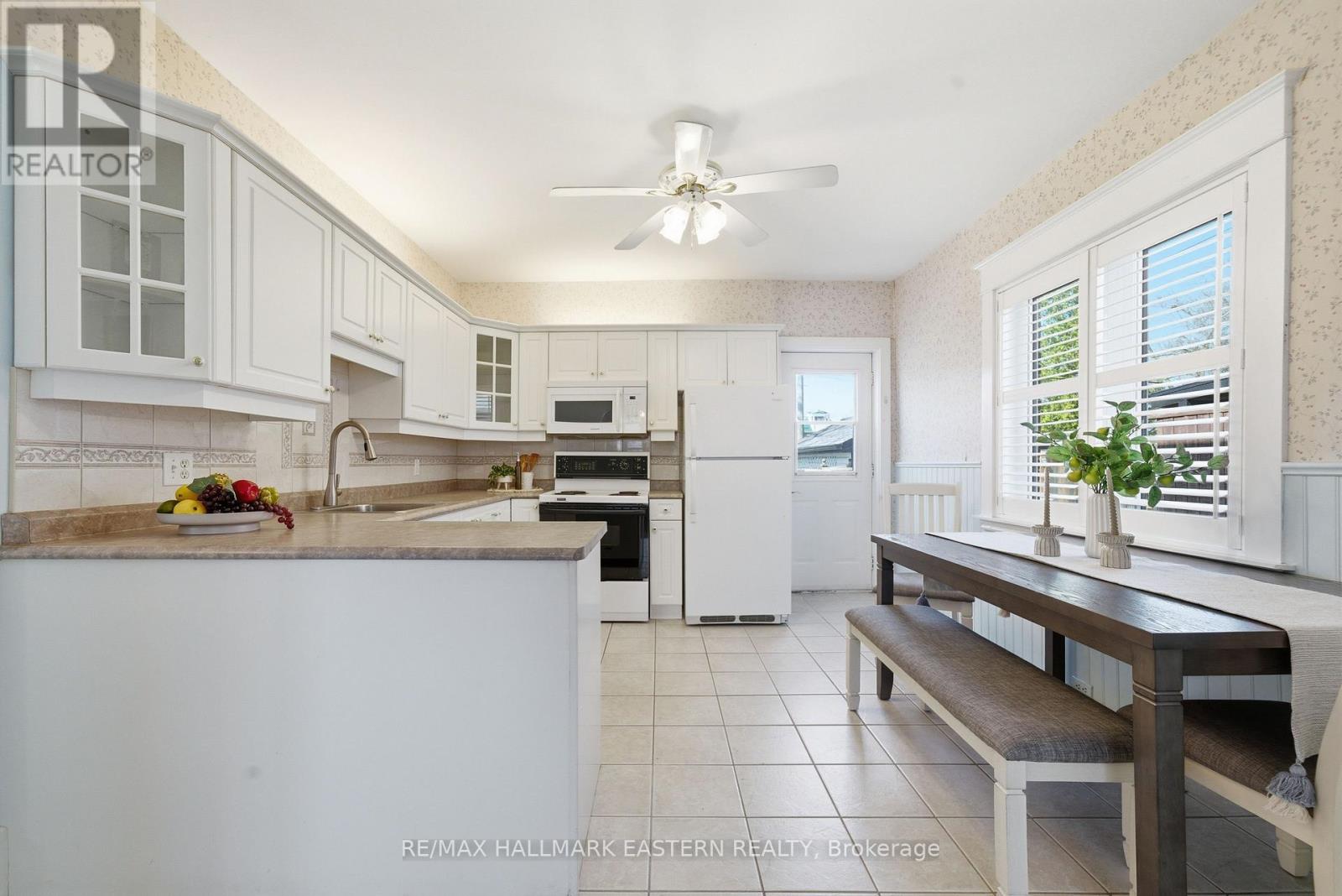 556 Douglas Avenue, Peterborough (Town Ward 3), Ontario  K9J 4L1 - Photo 4 - X13045974