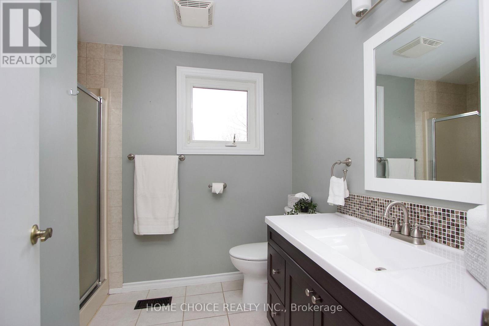 8 Loyalist Court, Clarington (Bowmanville), Ontario  L1B 1A8 - Photo 24 - E13046006