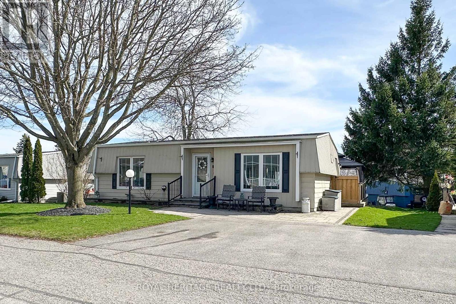 209 Wilmot Trail, Clarington (Newcastle), Ontario  L1B 1A9 - Photo 2 - E13046566