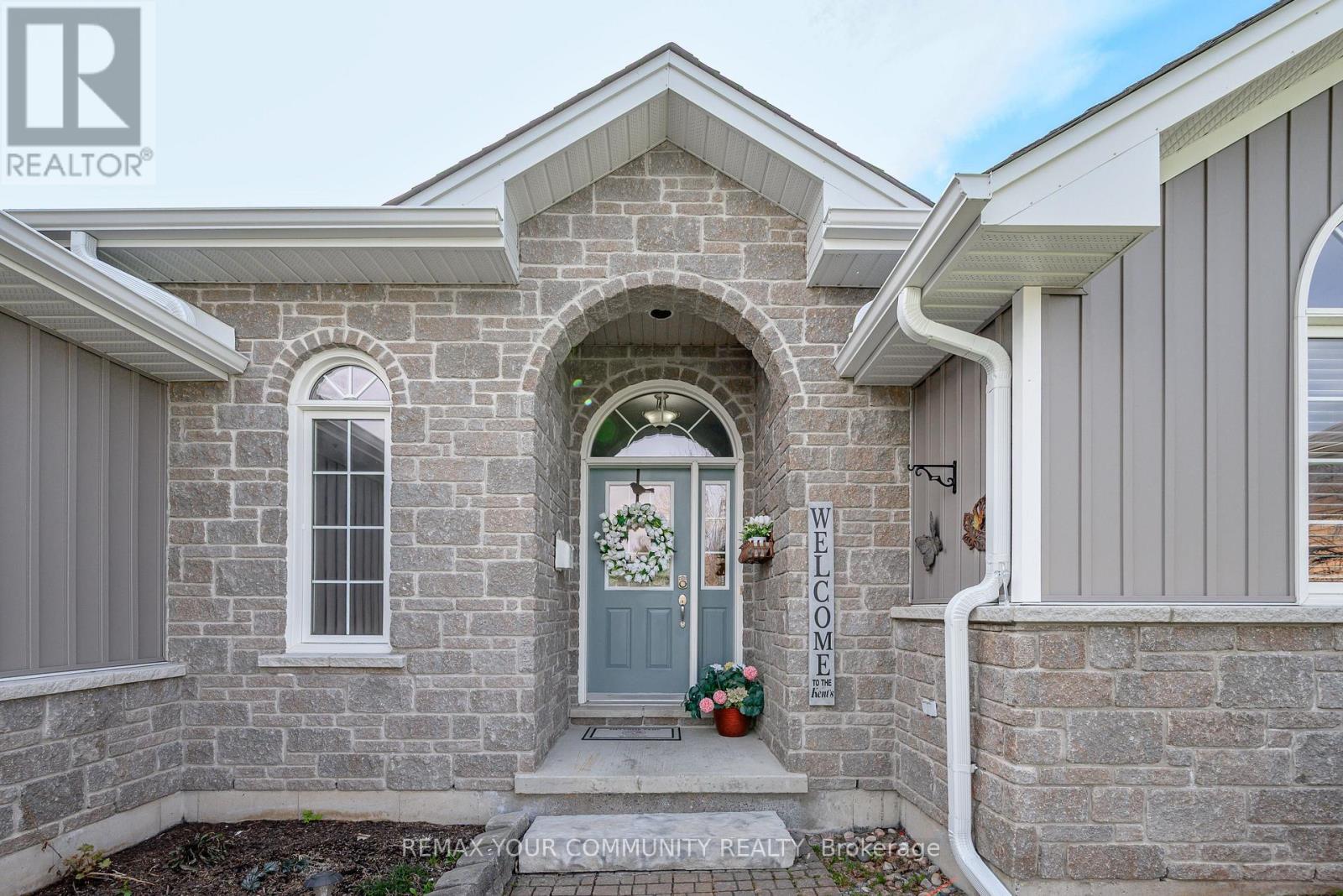 8 Champlain Boulevard, Kawartha Lakes (Lindsay), Ontario  K9V 0H9 - Photo 3 - X13046954