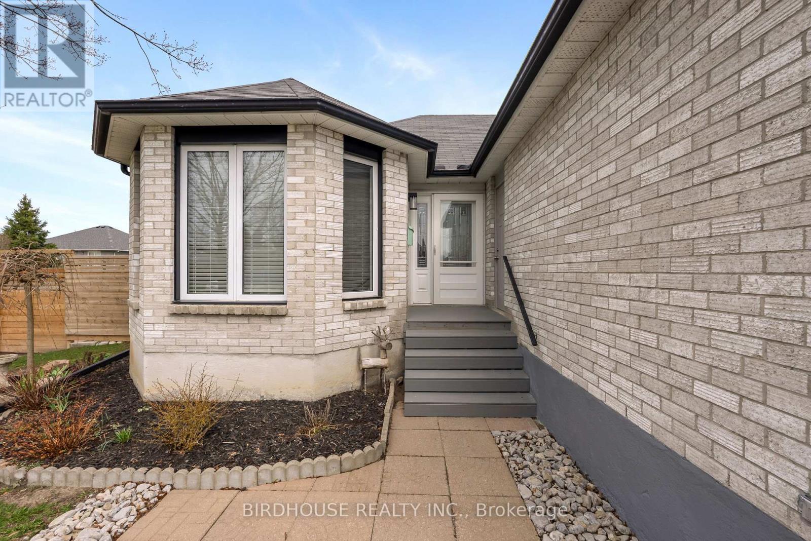 264 Victoria Avenue N, Kawartha Lakes (Lindsay), Ontario  K9V 6B9 - Photo 4 - X13051446