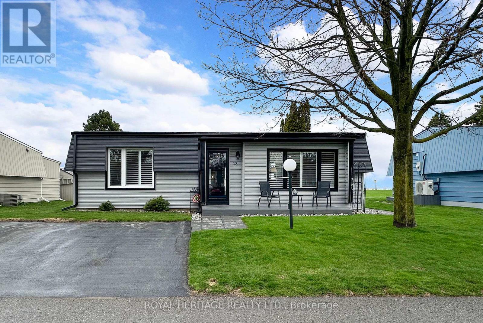 43 Bluffs Road, Clarington (Bowmanville), Ontario  L1B 1A4 - Photo 2 - E13062122