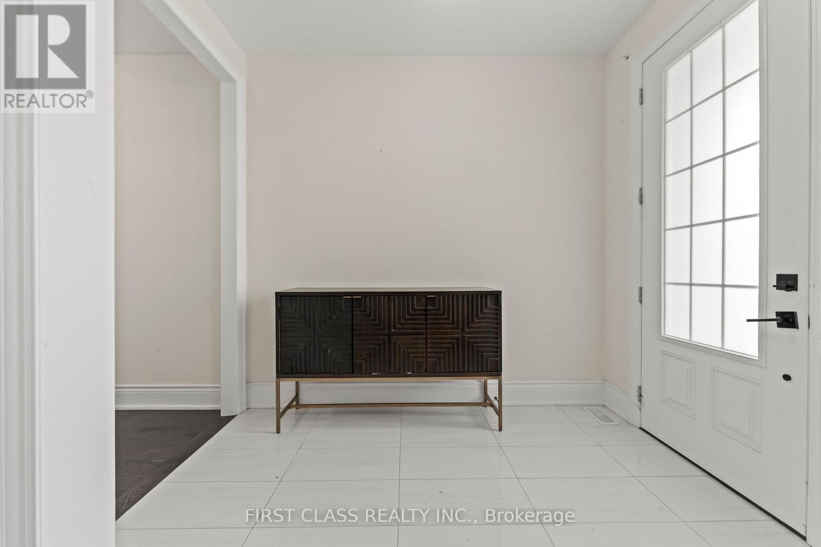 92 Grady Drive, Clarington (Newcastle), Ontario  L1B 1G9 - Photo 4 - E13071520