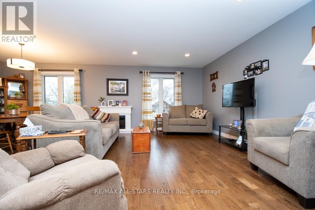 53 Hillside Drive, Kawartha Lakes (Lindsay), Ontario  K9V 1A3 - Photo 5 - X13074184