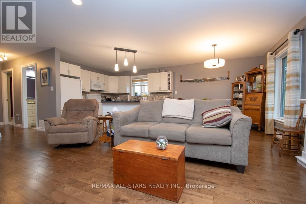 53 Hillside Drive, Kawartha Lakes (Lindsay), Ontario  K9V 1A3 - Photo 7 - X13074184