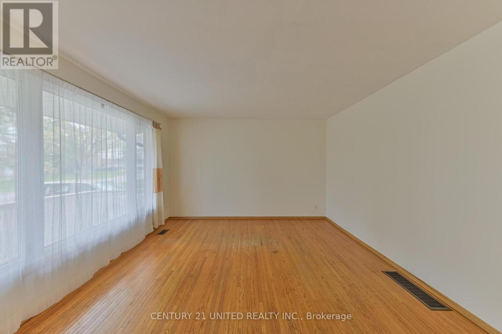 261 Maxwell Avenue, Peterborough (Ashburnham Ward 4), Ontario  K9J 1B4 - Photo 2 - X13092656