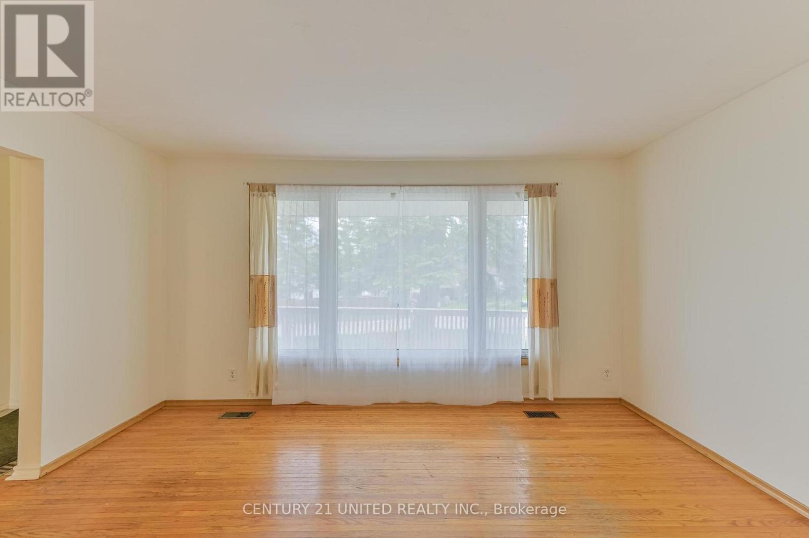 261 Maxwell Avenue, Peterborough (Ashburnham Ward 4), Ontario  K9J 1B4 - Photo 3 - X13092656