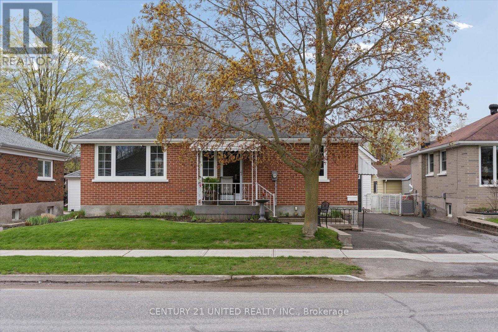 679 Bellaire Street, Peterborough (Otonabee Ward 1), Ontario  K9J 3Y5 - Photo 2 - X13098498