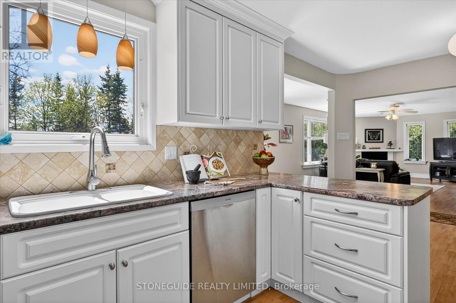 29 Weller Crescent, Peterborough (Monaghan Ward 2), Ontario  K9J 6J4 - Photo 9 - X13109502